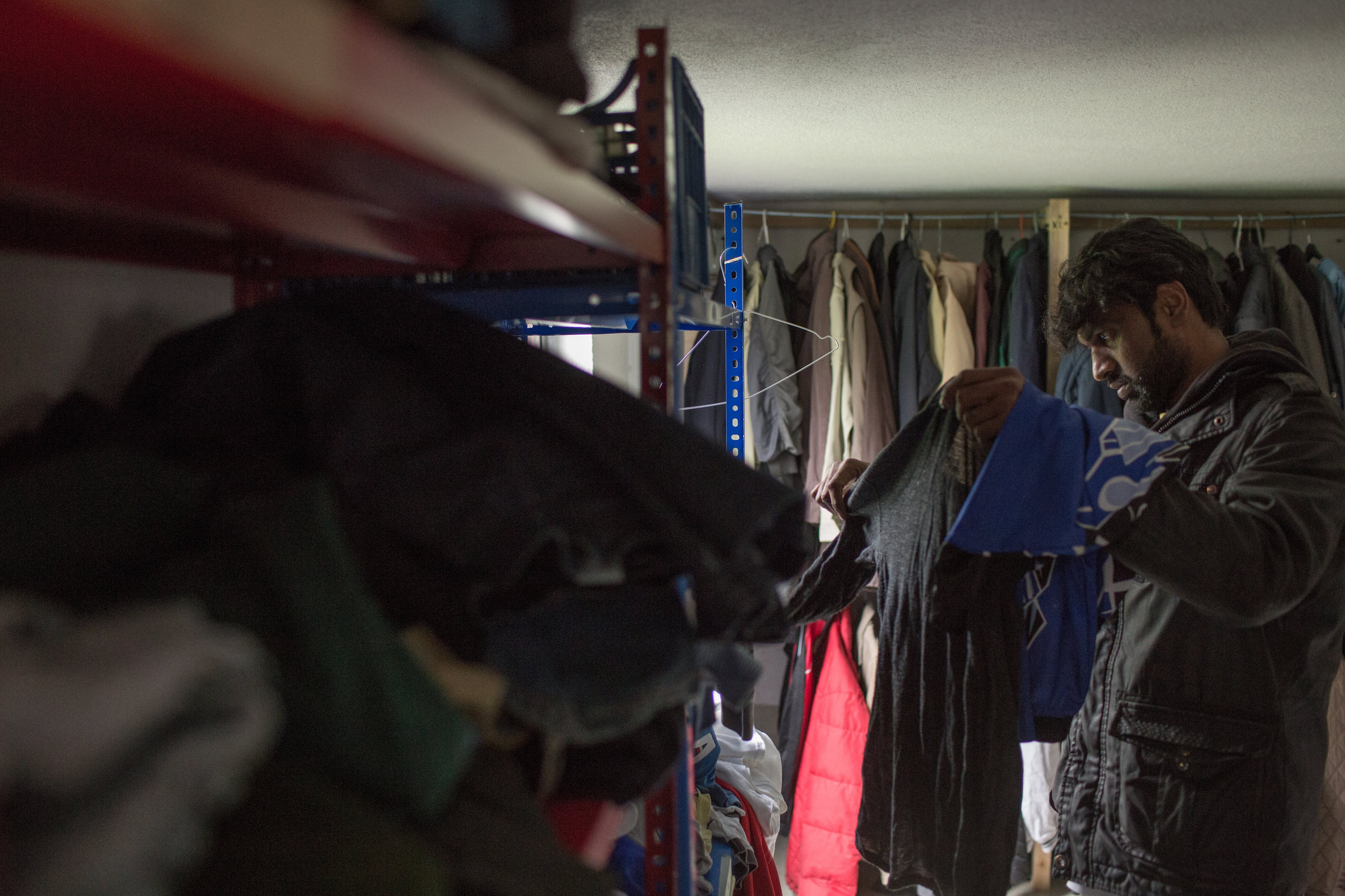  NGOs give migrants dry and clean clothing and footwear, Velika Kladuša, BiH. 