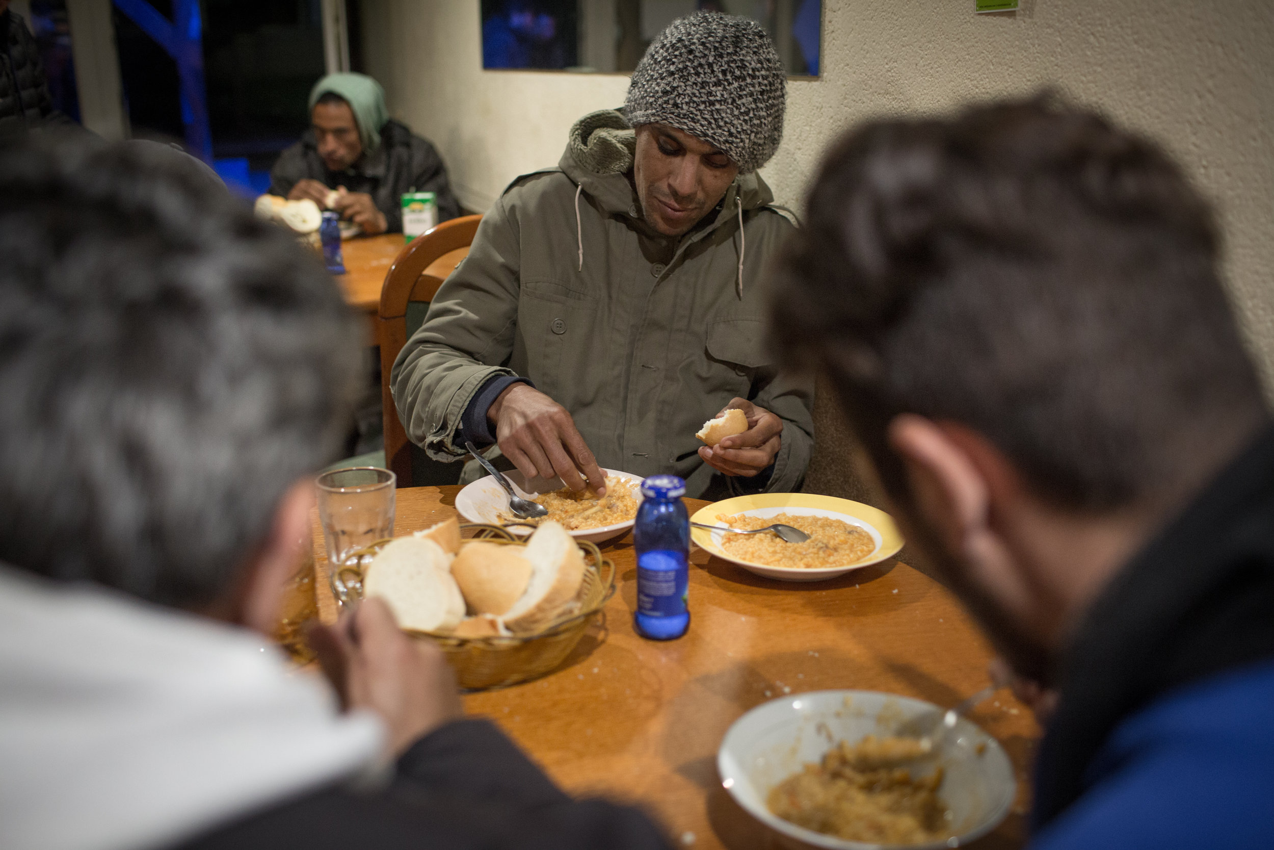  Migrants in the dining room of the former pizzeria, Velika Kladuša, BiH. 