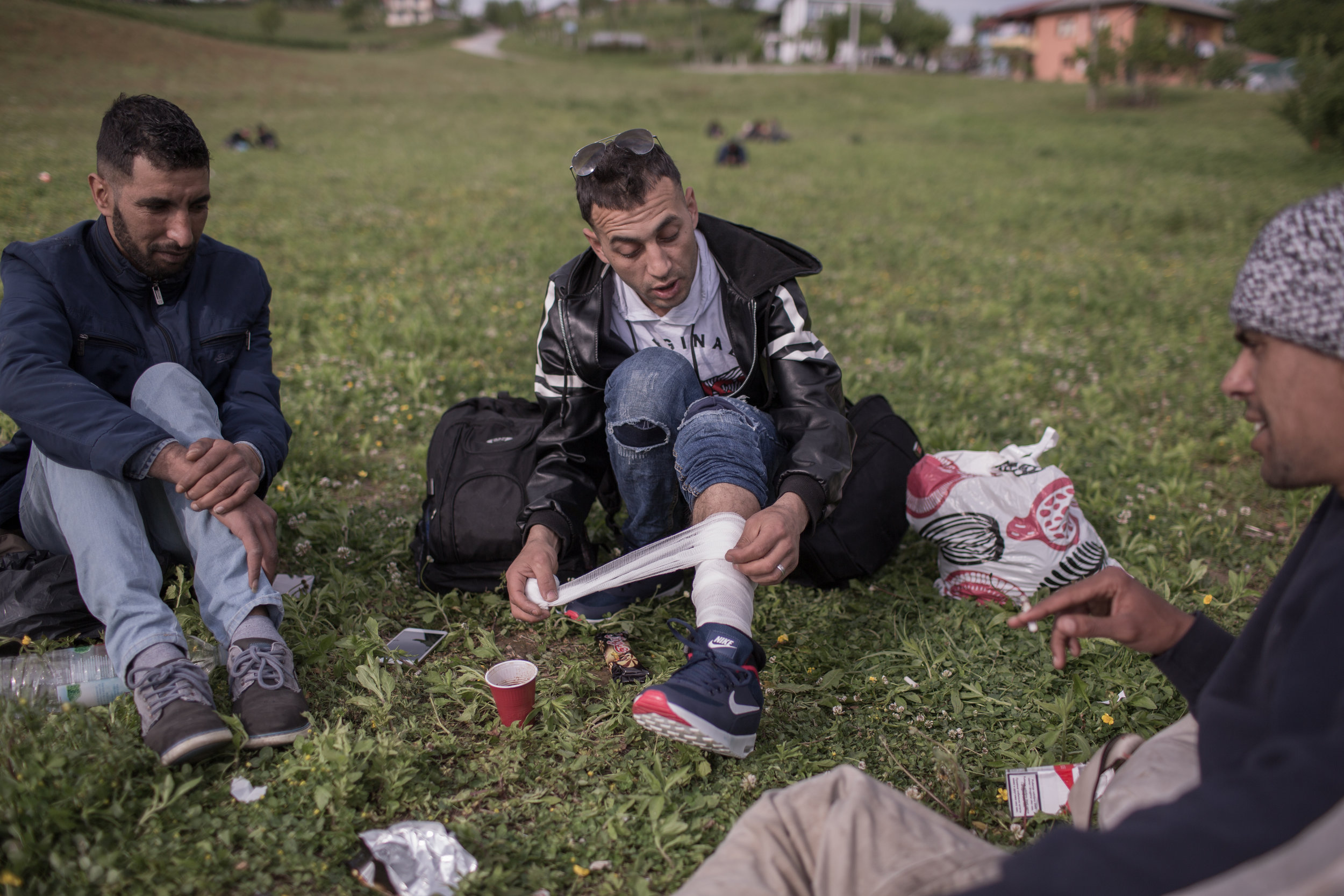  Moški si obvezuje rano, ki je posledica udarcev hrvaških policistov, Velika Kladuša, BiH. 