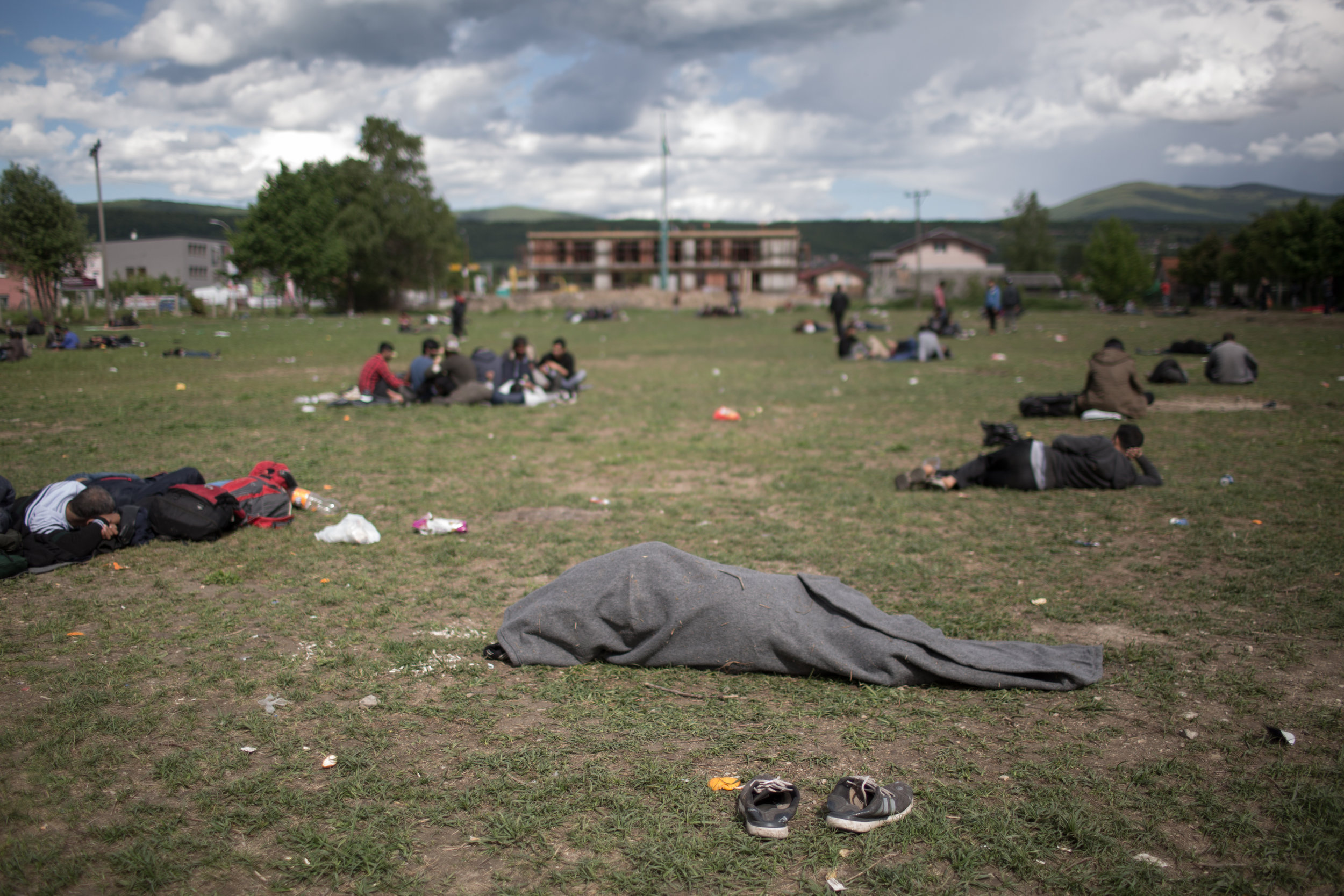  Prebežniki, za katere ni bilo prostora v migrantskem centru Bira, so se zadrževali in spali kar na odprtem. 