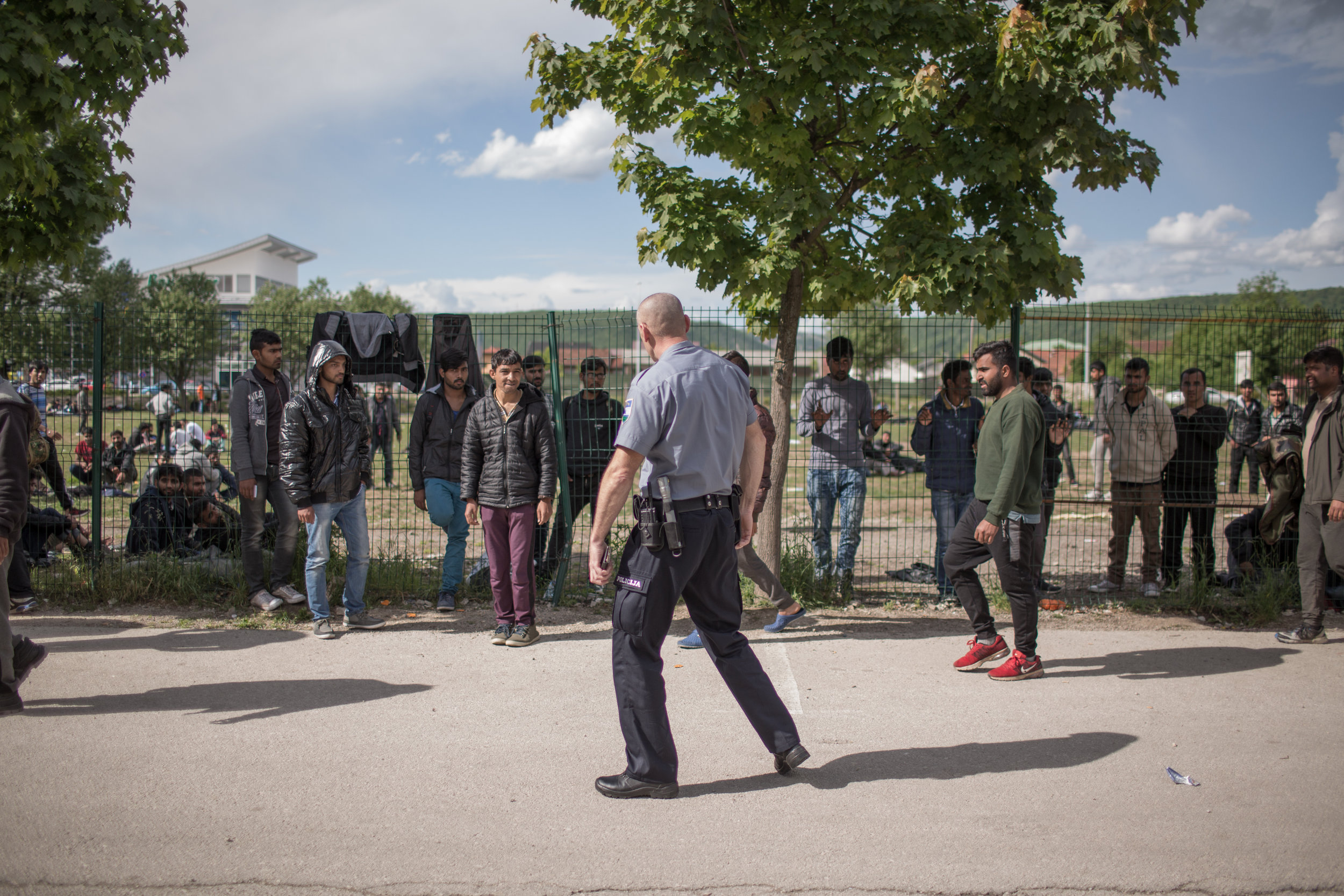  Bosanski policist v konfrontaciji s prebežniki. Bihać, BiH. 