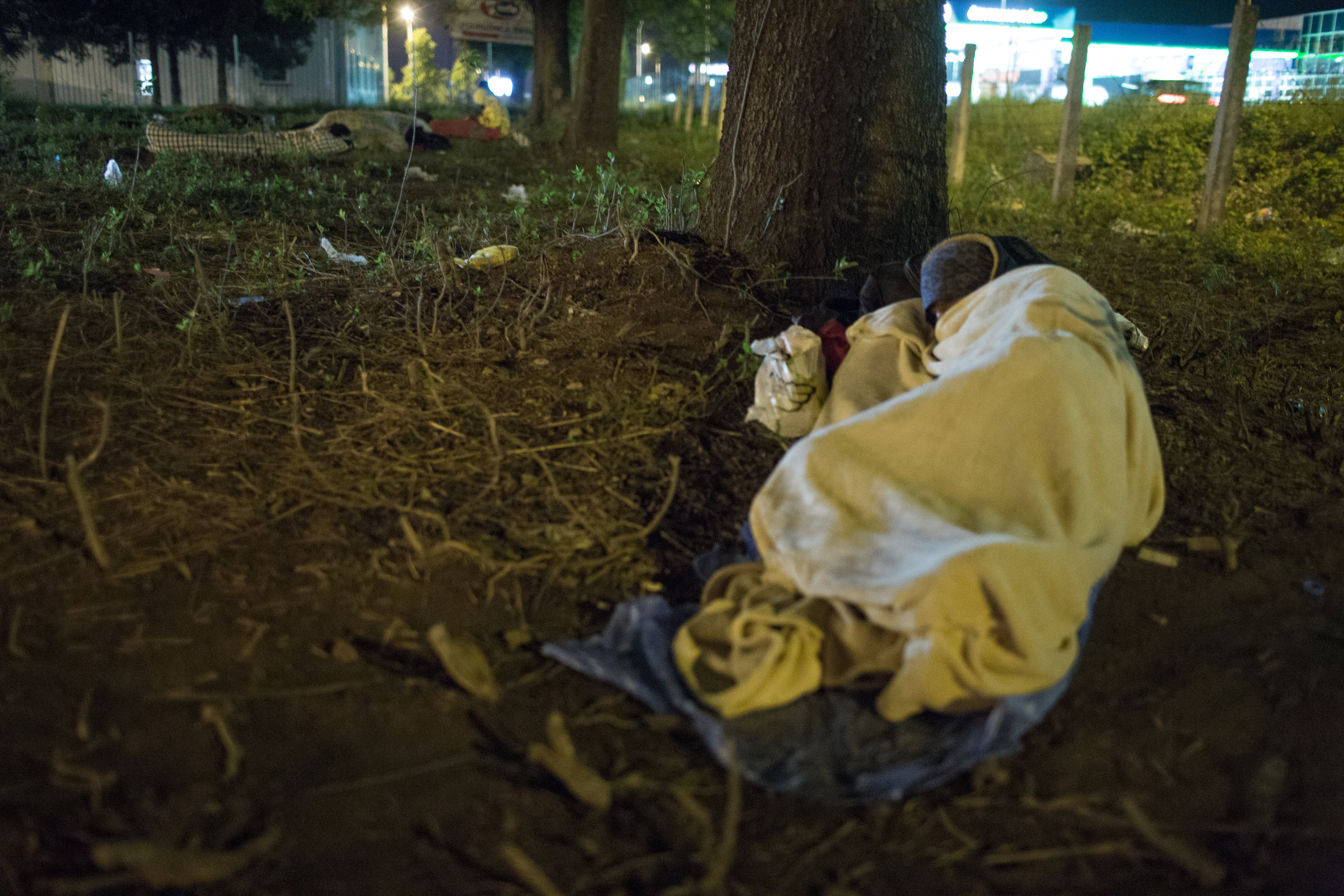  Prebežniki, za katere ni bilo prostora v migrantskem centru Bira, so se zadrževali in spali kar na odprtem. 