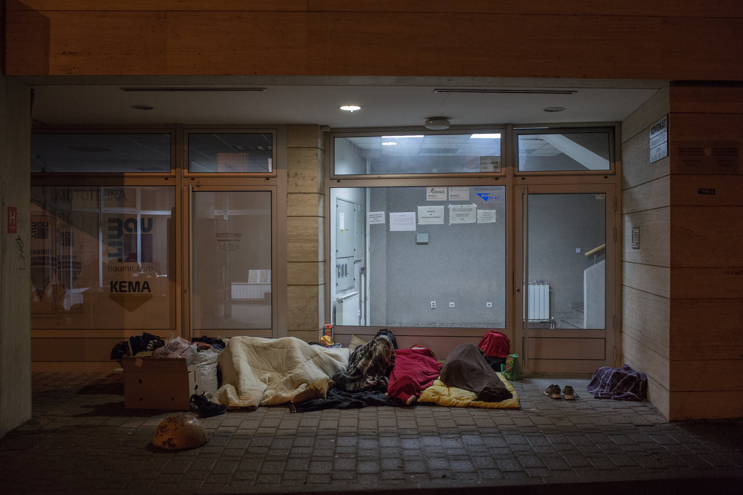  Tuzla, prvo mesto v BiH, v katerega pridejo prebežniki iz Srbije. Na fotografiji prenočujejo pred zbirnim centrom, kjer jih registrirajo. 