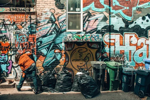 Kronični alkoholiki v Amsterdamu so se od alkohola odvajali s programom, v katerem so za opravljeno delo dobili plačilo v pločevinkah piva. Foto: Unsplash