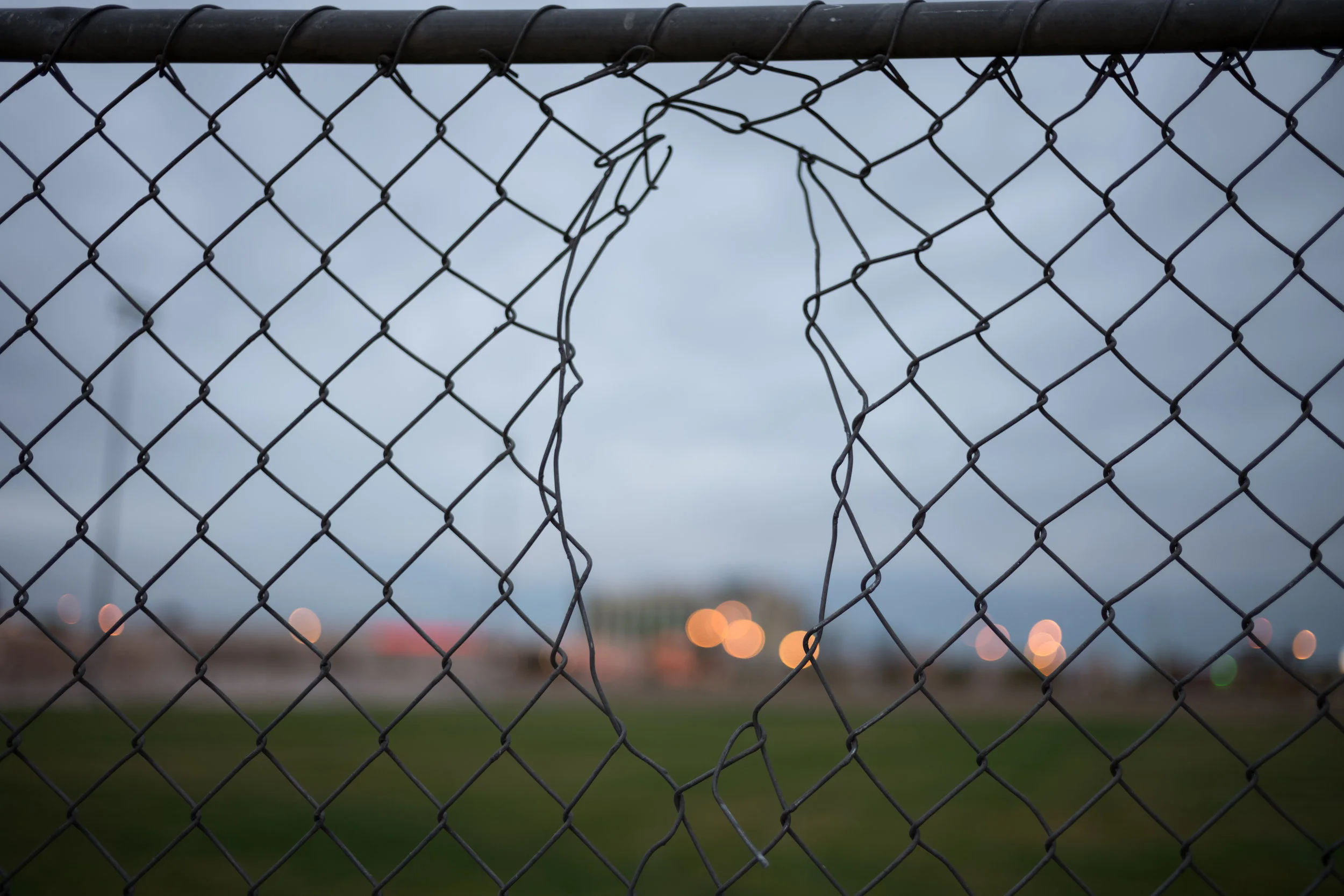 Članek o ograjah je videti kot oglasno sporočilo, vendar kot tako ni posebej označeno. Foto: Unsplash