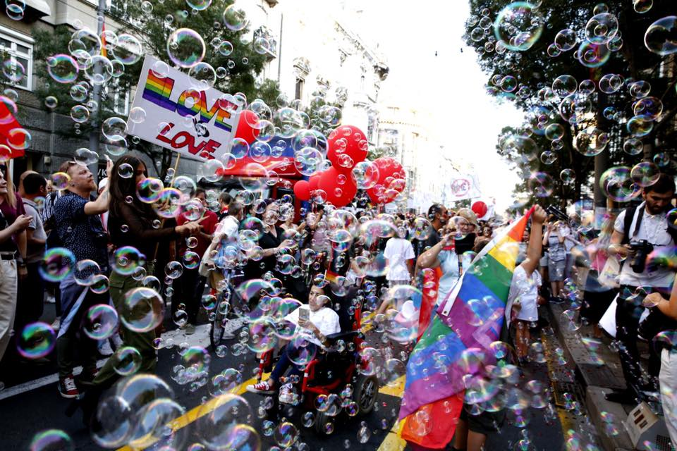 Na septembrski paradi ponosa v Beogradu se je zbralo okrog 1500 ljudi. Število udeležencev iz leta v leto raste. Foto: Vesna Lalić, Belgrade Pride