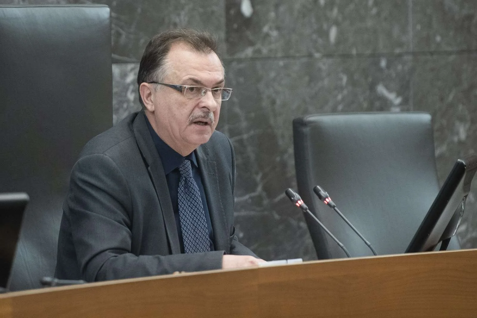 Pot v službo in nazaj z javnim prevozom bi Jožeta Tanka lahko stala največ 13 evrov na dan. Foto: Bor Slana/STA
