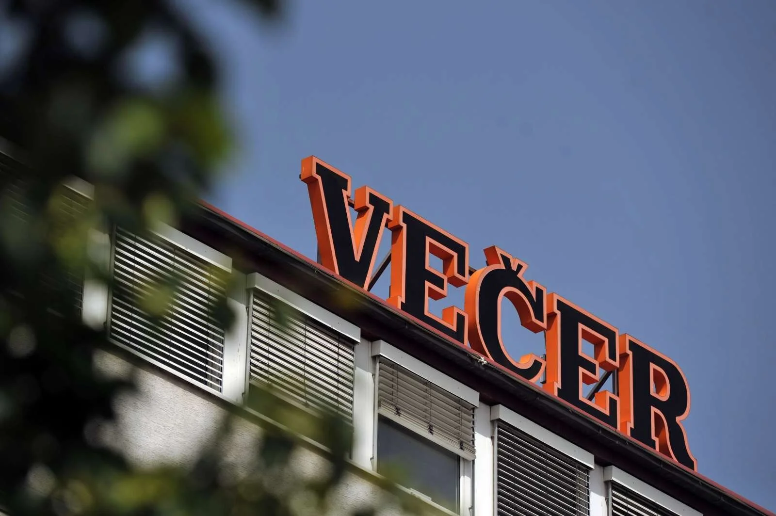  Večer se po njihovih zagotovilih ne sooča z množičnimi odpovedmi naročnin, ki naj bi jih sprožale kolumne Svetlane Slapšak. Foto: Tamino Petelinšek/STA 