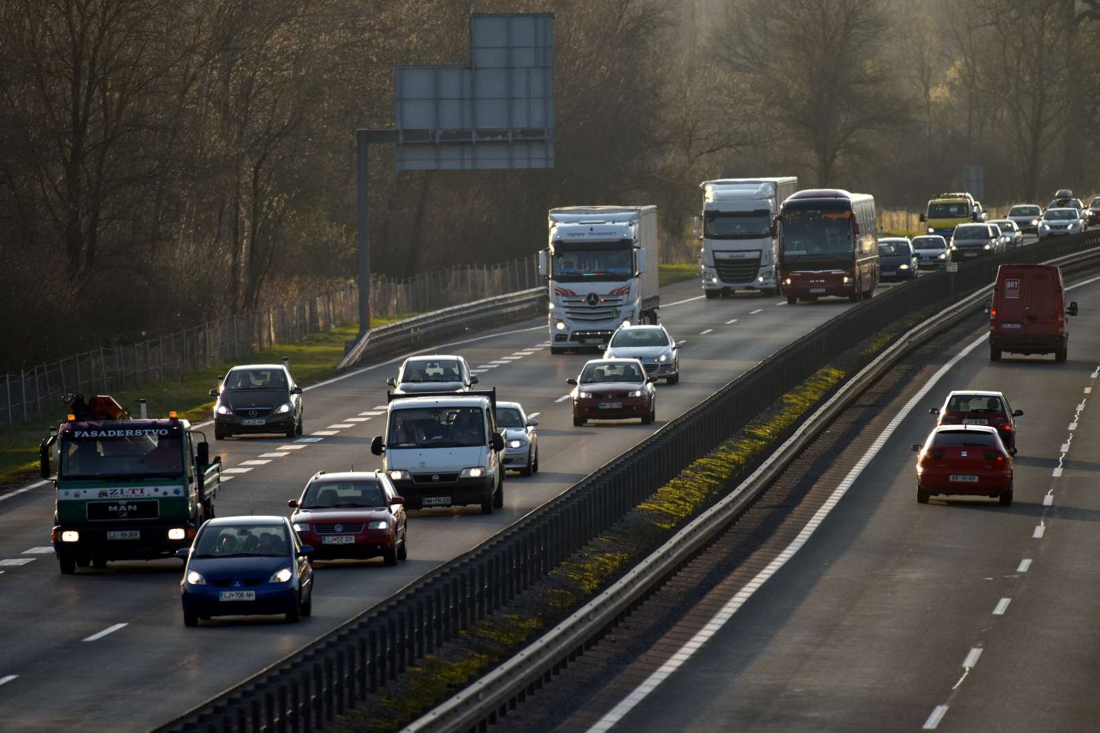  Lani je bilo največ registriranih vozil starih 12 let ali več. Foto: Tamino Petelinšek/STA 
