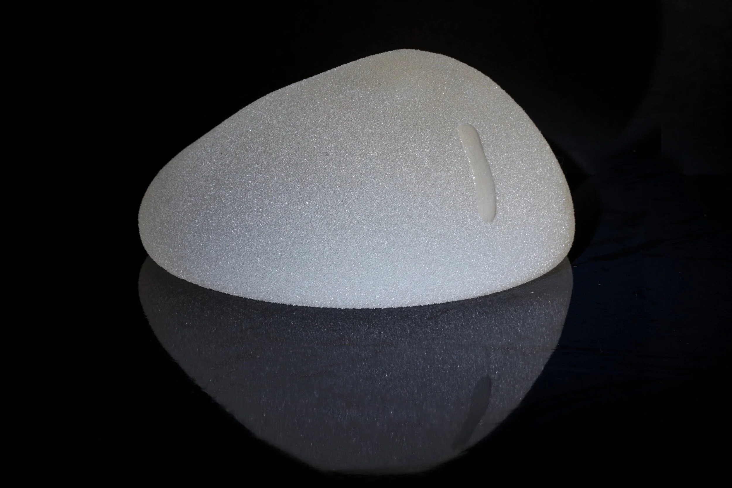  Every year breast implants improve the self-image of more than a million women around the world. But some of them could face adverse health consequences later on. Photo: Matej Povše 