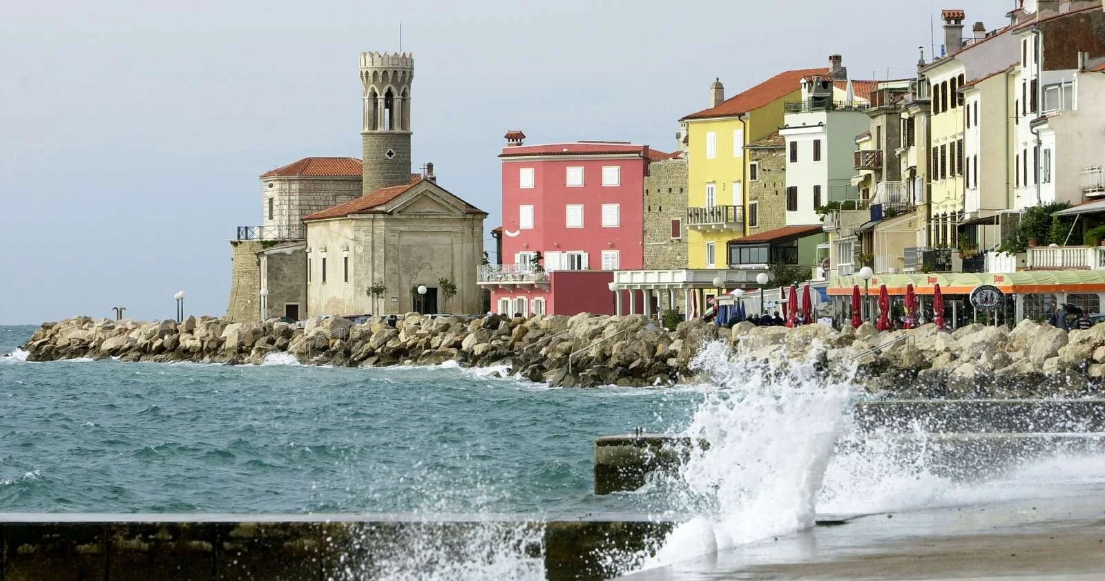  Letošnji november je pri nas izstopal po številu dni, ko je morje prestopilo obalo. Foto: Daniel Novakovič/STA 