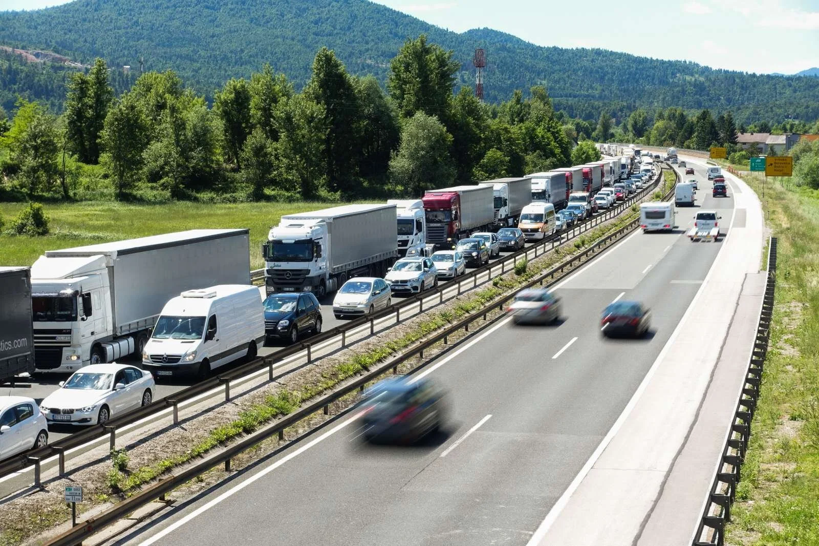  Tovornjakov je bilo pred 26 leti skoraj 28 tisoč, lani že več kot 85 tisoč. Foto: STA 