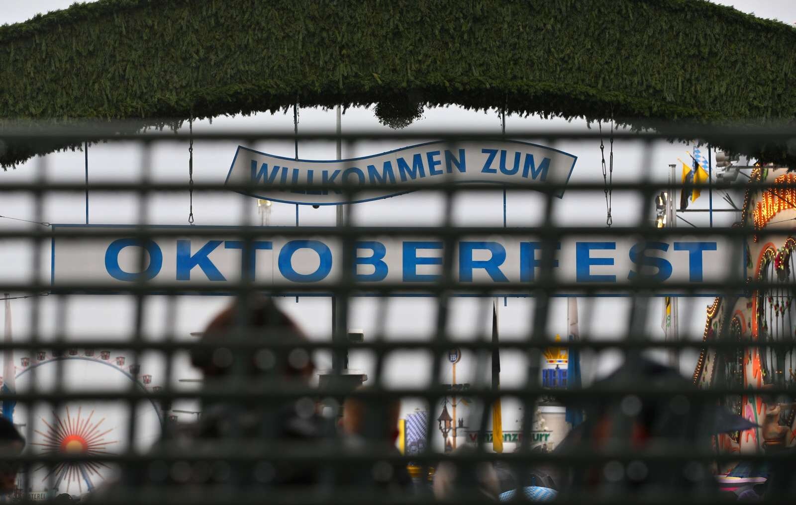  Največji festival piva na svetu po podatkih organizatorjev obišče šest milijonov ljudi z vsega sveta. Foto: dpa/STA 