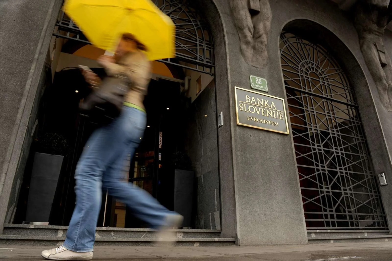  Po podatkih Banke Slovenije je bilo oktobra skoraj dvakrat več potrošniških in stanovanjskih posojil od povprečja prejšnjih 12 mesecev. Foto: Tamino Petelinšek/STA 