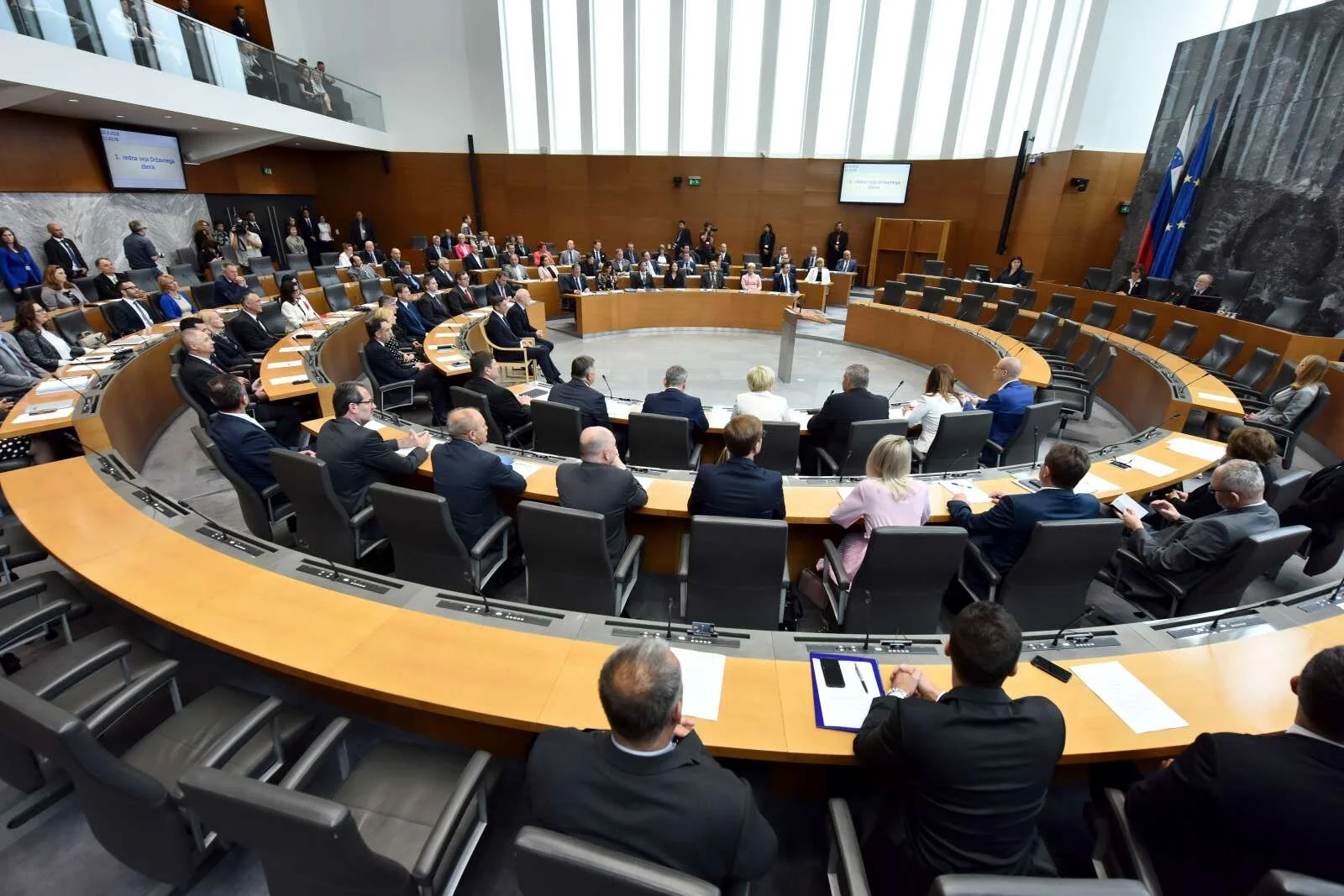  Izobraževanje poslancev lahko odpira prostor za morebitna navzkrižja interesov in korupcijo. Foto: Tamino Petelinšek/STA 
