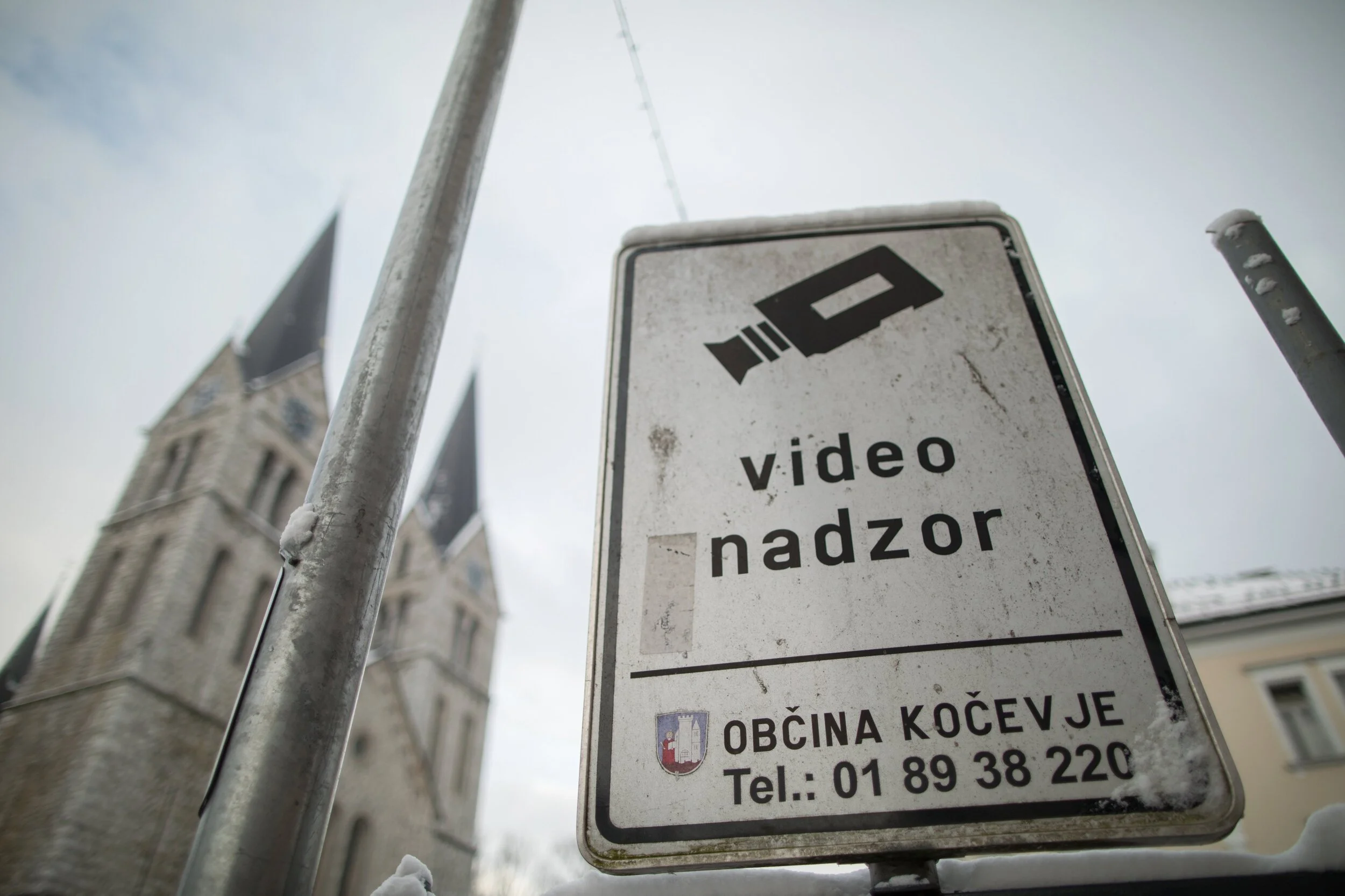  Spomladi je občinski svet sklenil po mestu postaviti 21 nadzornih kamer. Foto: Matej Povše 