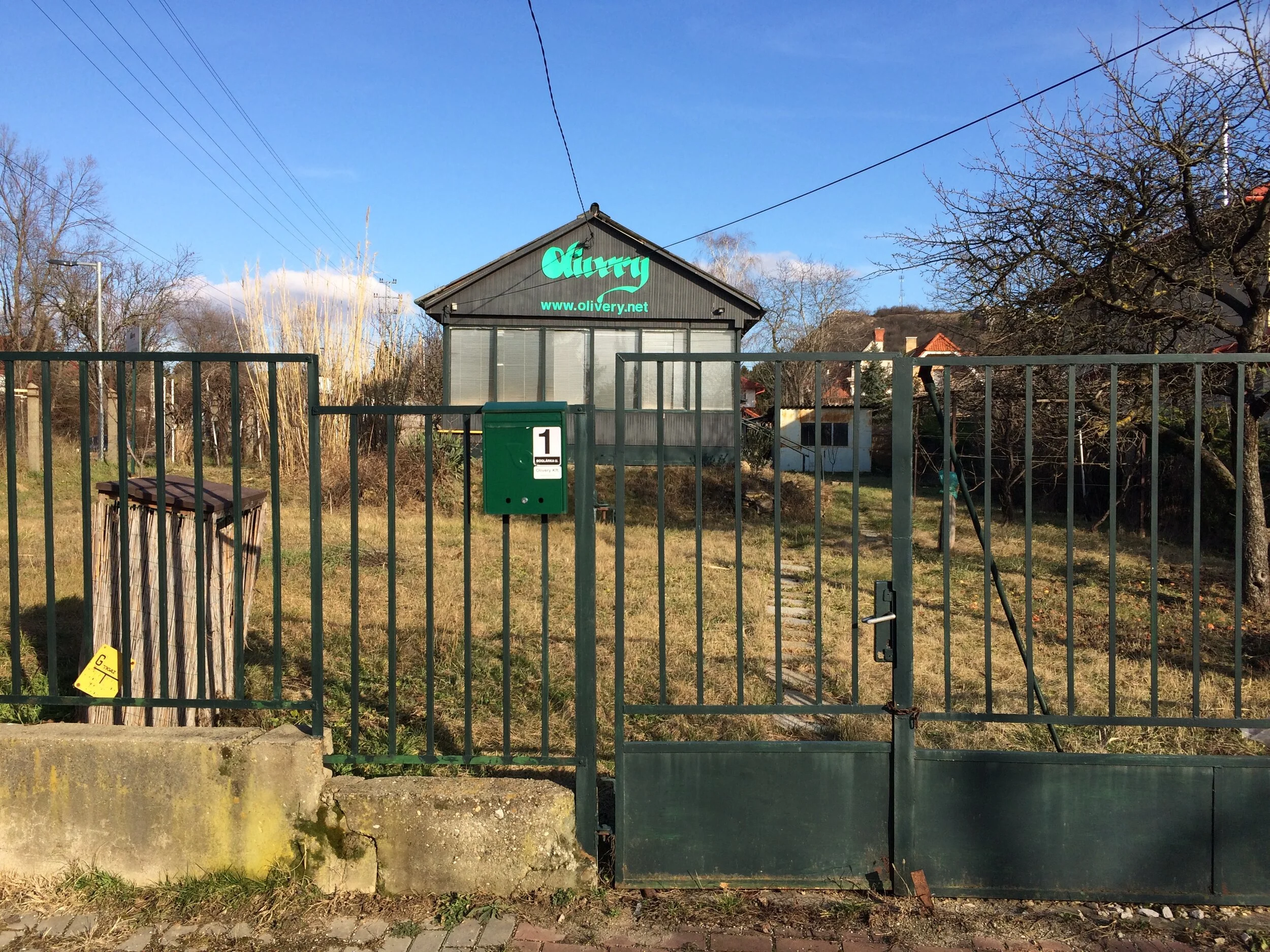  Sedež podjetja Olivery blizu Budimpešte. Edini izdelek podjetja Olivery je hladno stiskano olivno olje »družinskih oljkarjev iz otokov ob obali Dalmacije«. Foto: Blanka Zöldi/Direkt36 