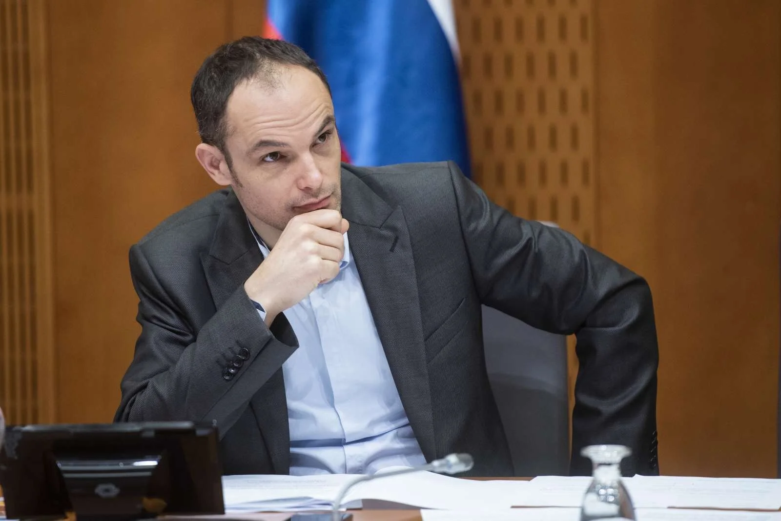  Tedaj še poslanec SDS, zdaj pa zunanji minister Anže Logar, je na odboru za kulturo zatrdil, da davkoplačevalci niso financirali pisanja zasebnega medija. Foto: Bor Slana/STA 