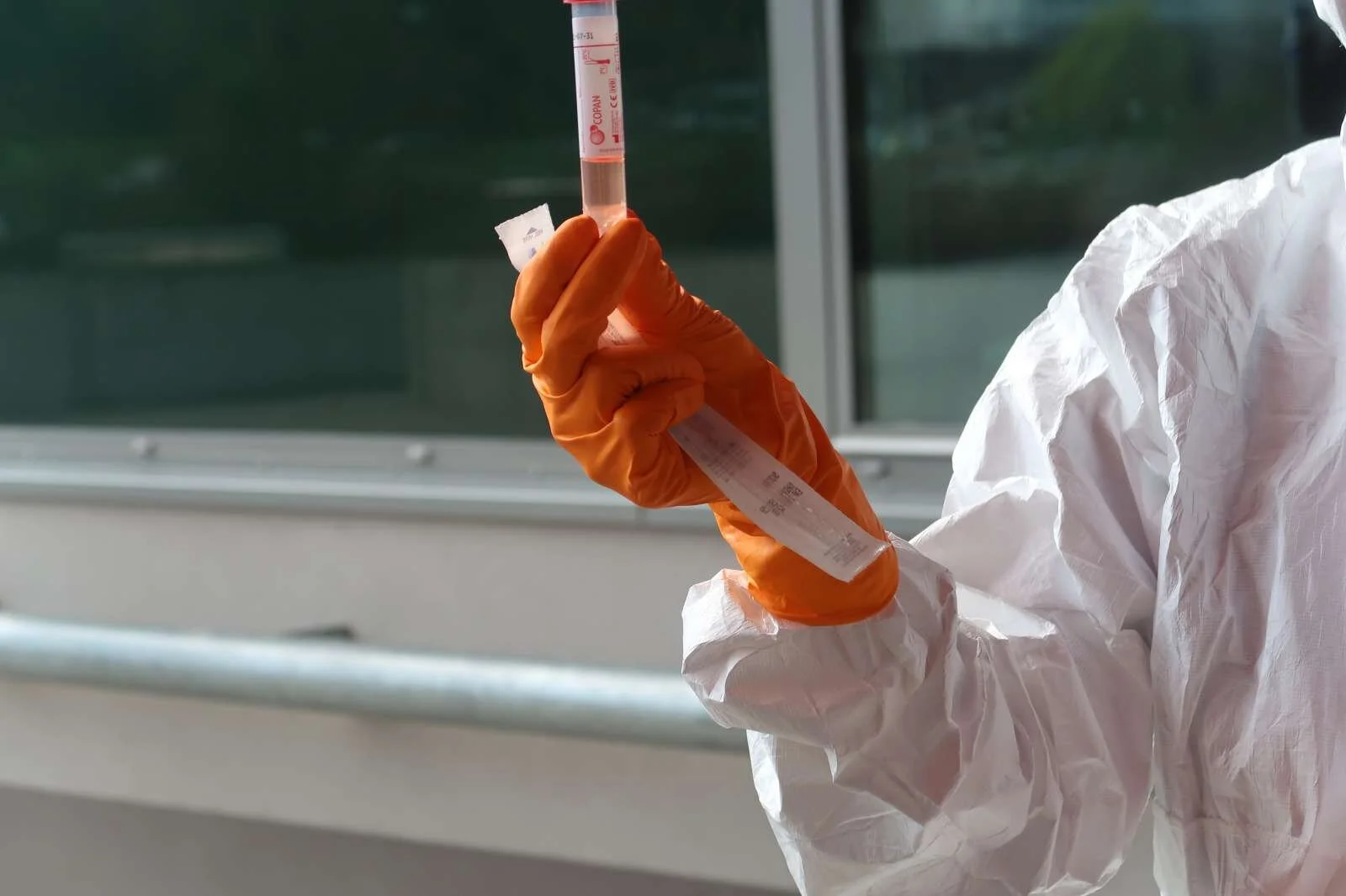  Dnevno število testov v Sloveniji je po spremembi kriterijev najprej upadlo, nato pa se je obseg testiranja povečal. Foto: Rosana Rijavec/STA 