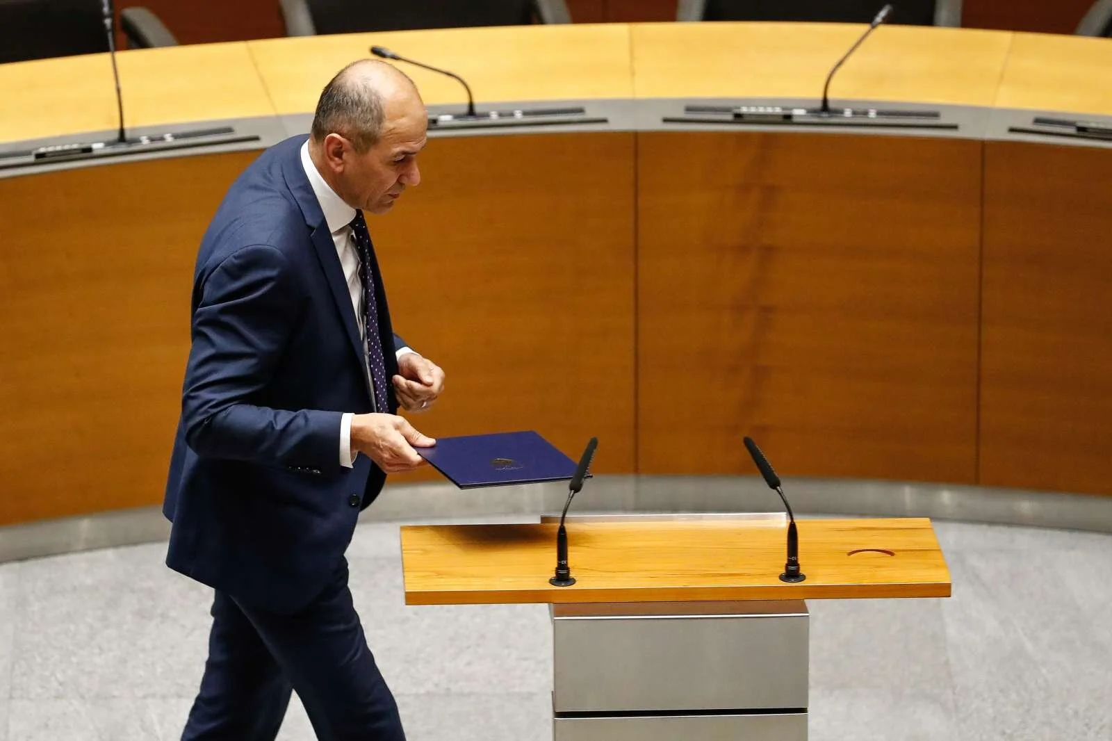  Janez Janša je v državnem zboru dejal, da na odločitev agencije za okolje čaka več kot 400 projektov. Foto: Stanko Gruden/STA 