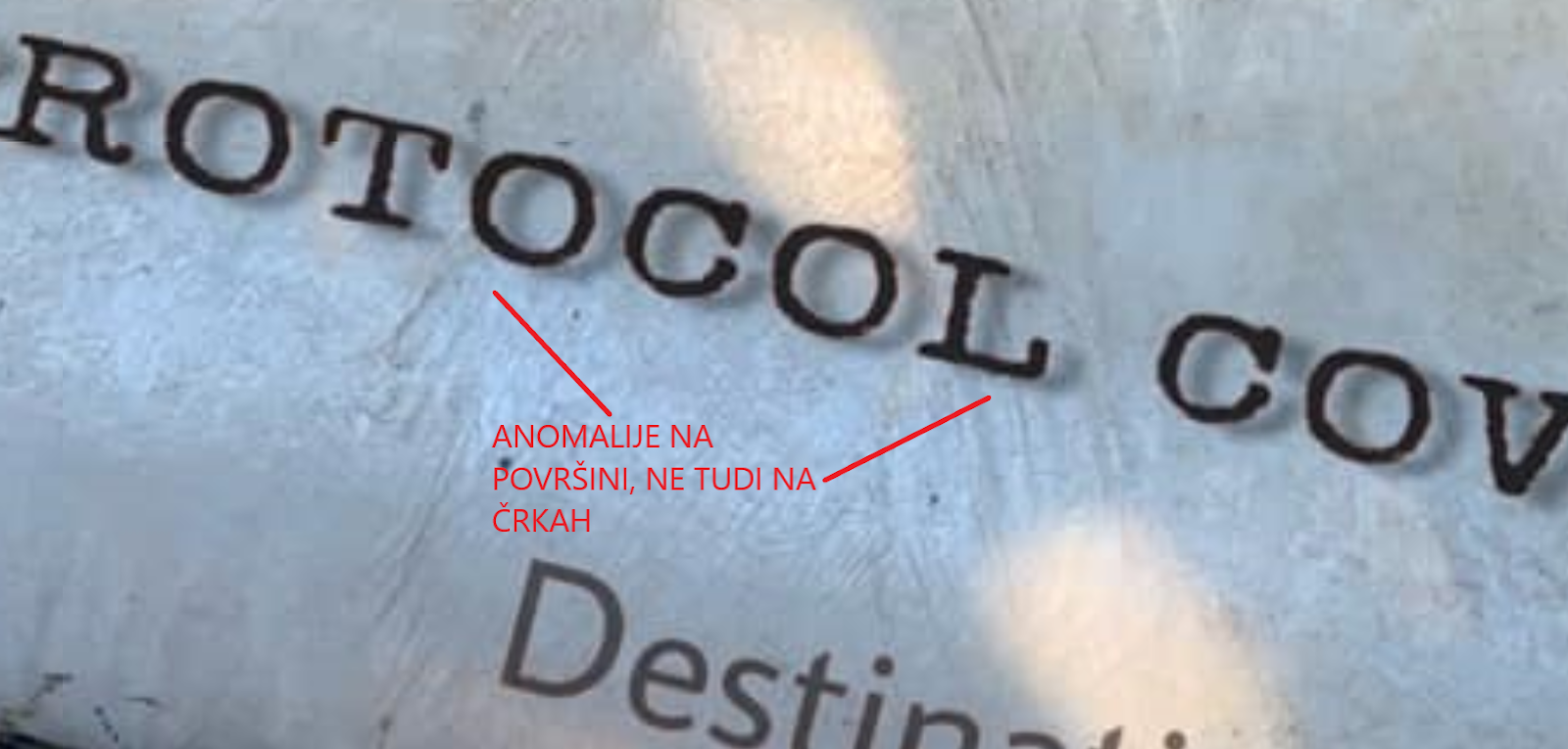  Slika 2: Površinske anomalije so vidne le na površini kapsule, ne pa tudi na črkah. 