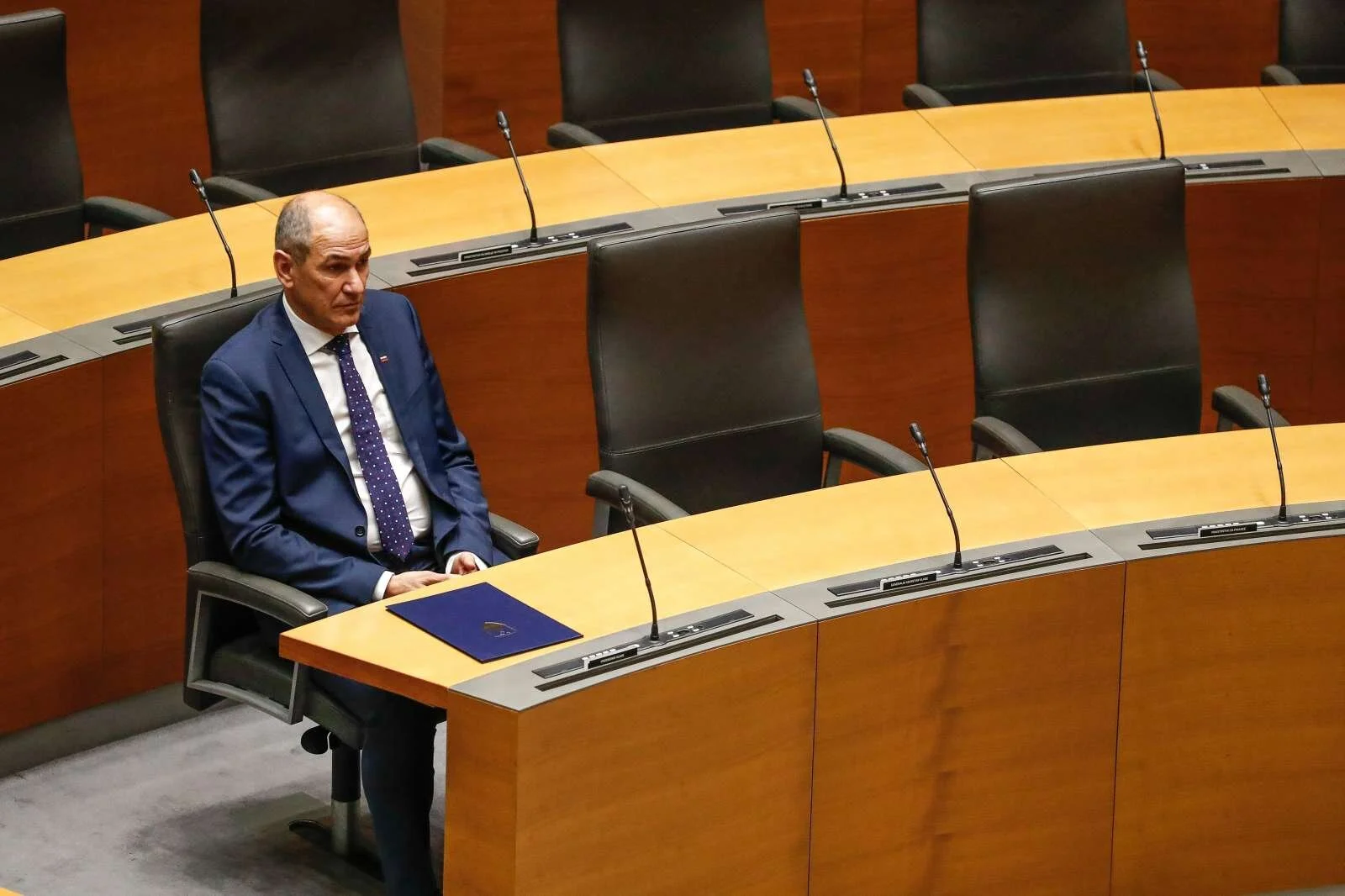  Premier Janez Janša je na izredni seji trdil, da je morala njegova vlada pravno popraviti razglasitev epidemije. Foto: Stanko Gruden/STA 