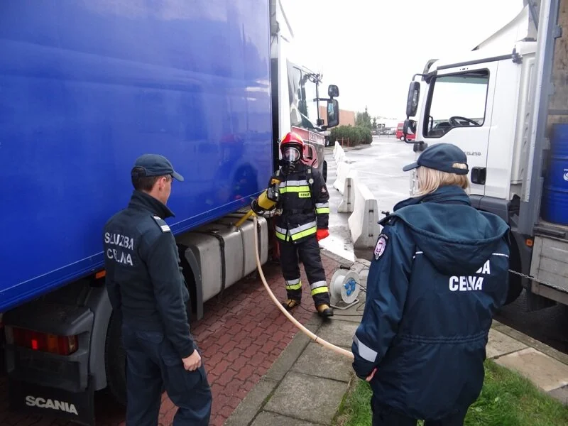 October 2019 on the Polish–Ukrainian border at Korczowa: An X-ray scan of a refrigerator truck reveals over 600 litres of a strange substance in its tanks. Firefighter pumped out illegal pesticides proved to have a highly toxic effect on water environment. Their net worth exceeded 50.000 Euro. The driver was sentenced a 700€ fine plus loss of the truck. Photo: National Revenue Administration.