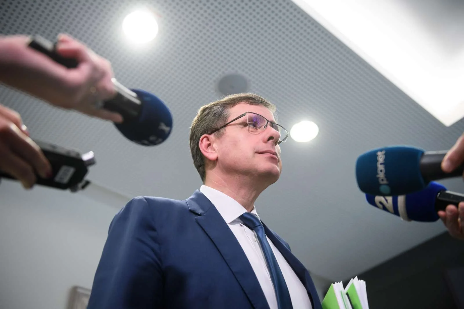  Poslanec LMŠ Jani Möderndorfer je na podlagi vladne odredbe, ki je občutno okrnila izvajanje zdravstvenih storitev, ocenil, da je bilo med epidemijo 70 odstotkov zdravstvenih delavcev brez dela. Foto: Nebojša Tejić/STA 