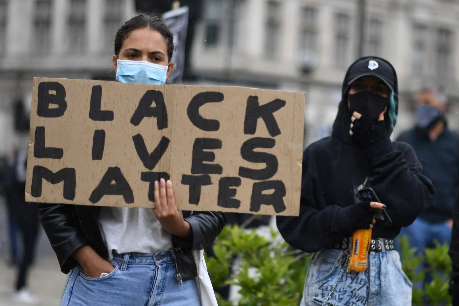  Gibanje Black Lives Matter ne zanika, da so vsa življenja pomembna, ampak opozarja, da morajo biti tako kot druga cenjena tudi življenja temnopoltih, da bi bili slogani, kot je All Lives Matter, smiselni, je za Razkrinkavanje.si zapisala Olivia Chepkirui Sang, manekenka z naslovnice Glossa. Foto: DPA/STA 