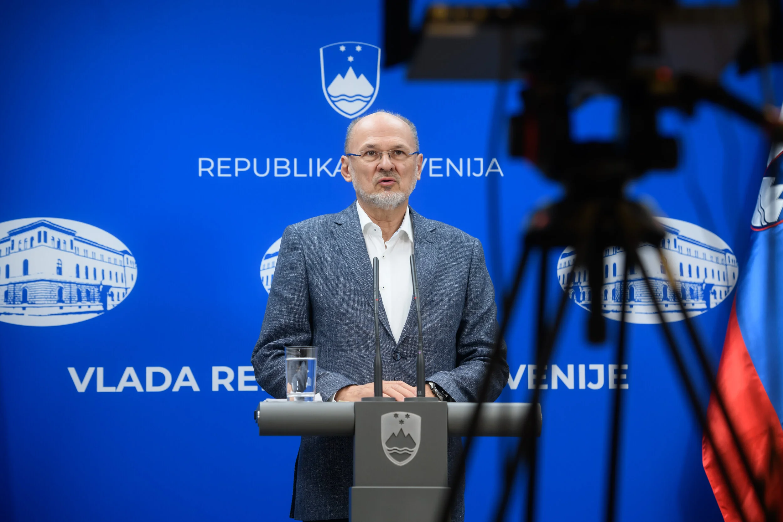  Vladni govorec Jelko Kacin je na tiskovni konferenci dejal, da ga pri širjenju novega koronavirusa na javnih zbiranjih najmanj skrbijo dogodki, ki jih organizira rimskokatoliška cerkev. Foto: Nebojša Tejić/STA 