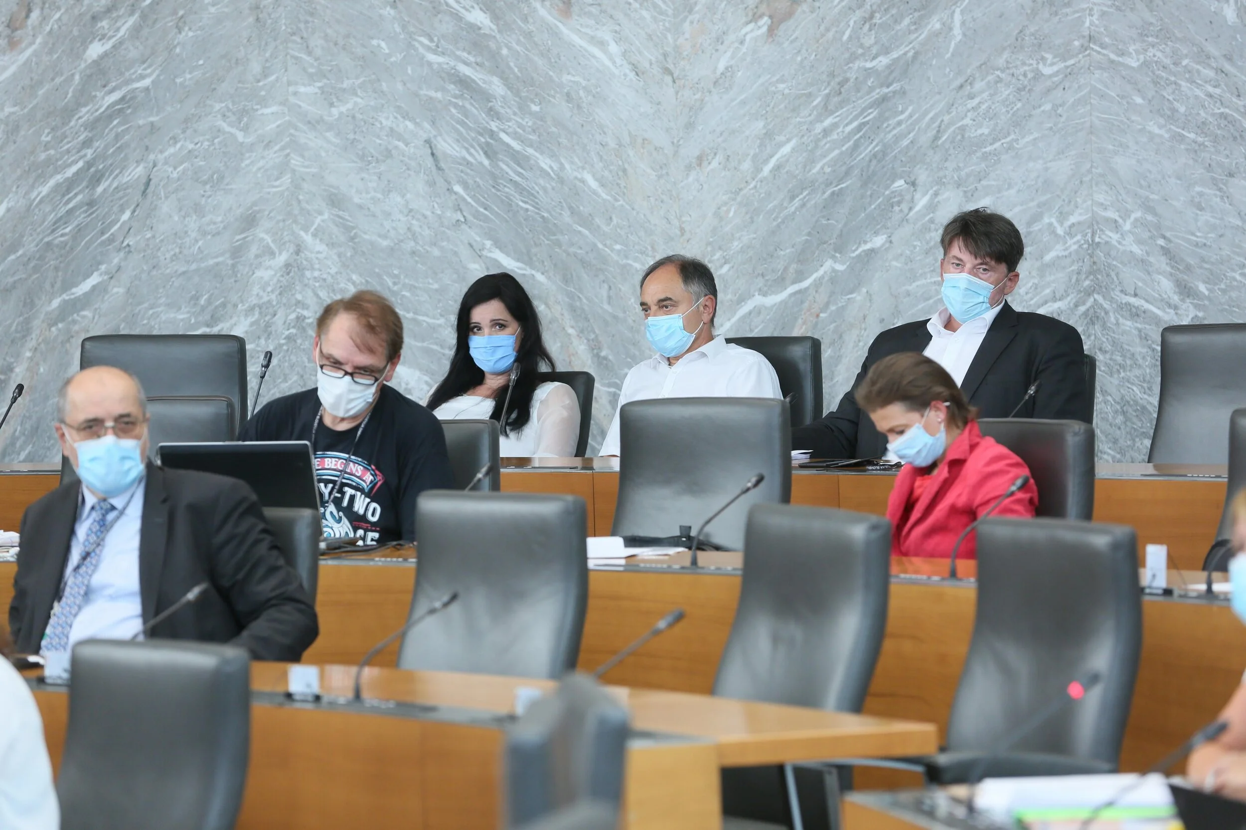  Boris Tomašič (desno zgoraj),   direktor podjetja Nova hiša, ki izdaja spletni medij Nova24TV.si, je v državnem zboru izjavil, da RTV Slovenija z oceno o poslovni izgubi zaradi morebitne izločitve oddajnikov in zvez zavaja javnost. Foto: Matija Sušnik/državni zbor 