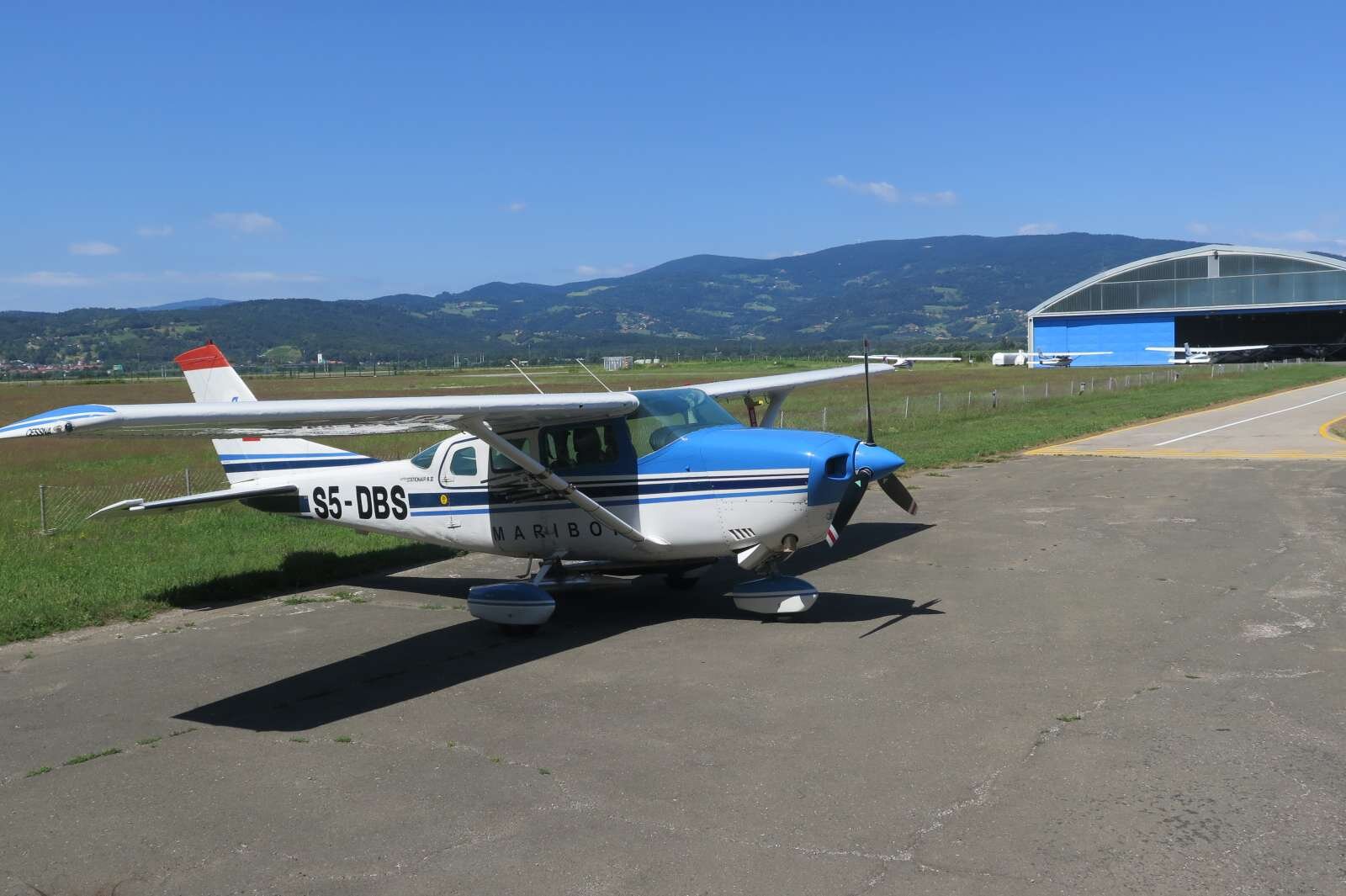  Najboljša obramba pred točo so zaščitne mreže in zavarovanje pridelka, pravijo na ministrstvu za kmetijstvo. Kljub temu so podpisali pogodbo za izvajanje letalske obrambe. Foto: Gregor Mlakar/STA 