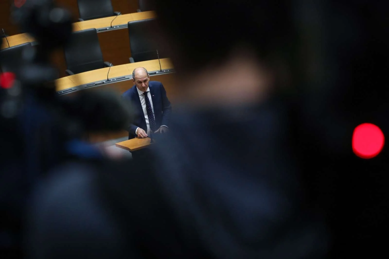  Predsednik vlade Janez Janša se je na twitterju odzval na napoved Poljske, da bo odstopila od istanbulske konvencije, katere cilj je preprečevanje nasilja nad ženskami. Foto: Anže Malovrh/STA 