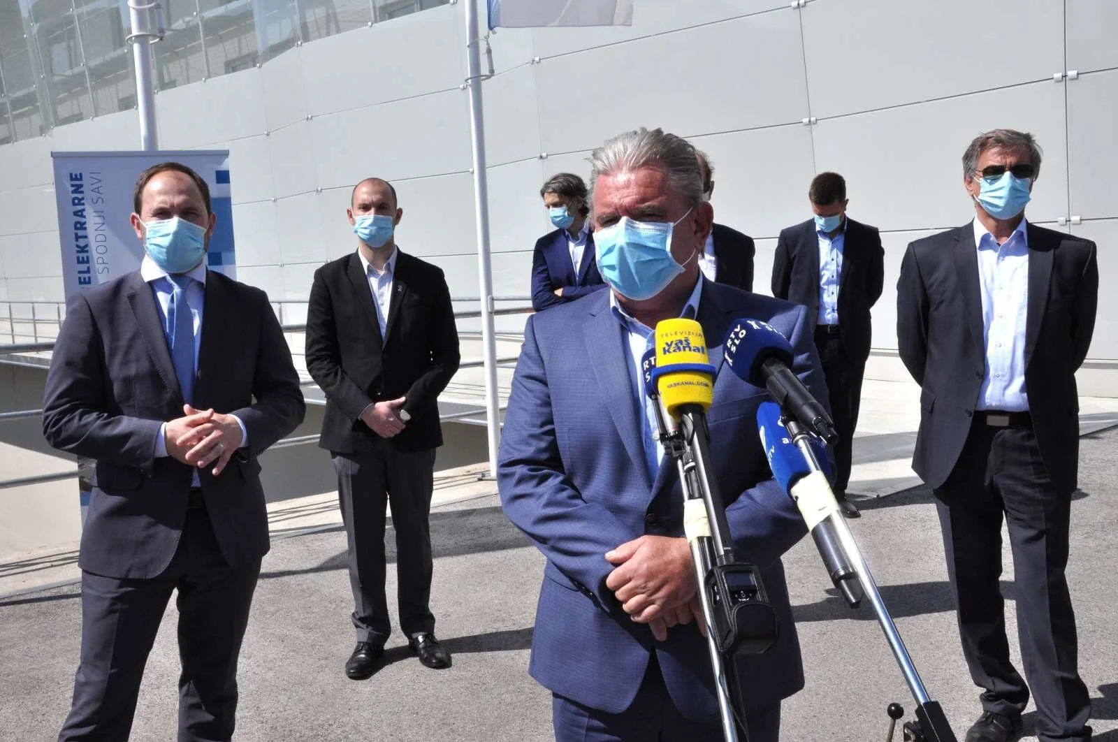  Minister za okolje in prostor Andrej Vizjak trdi, da društvo za preučevanje rib pri nasprotovanju gradnji HE Mokrice zlorablja zakonodajo, toda upravno sodišče je argumentom društva pritrdilo in razveljavilo okoljevarstveno soglasje k projektu. Društvo pri tem opozarja, da je bil Vizjak septembra 2014 zaposlen v družbi Hess, kjer je bil odgovoren prav za projekt gradnje HE Mokrice. Foto: Rasto Božič/STA 