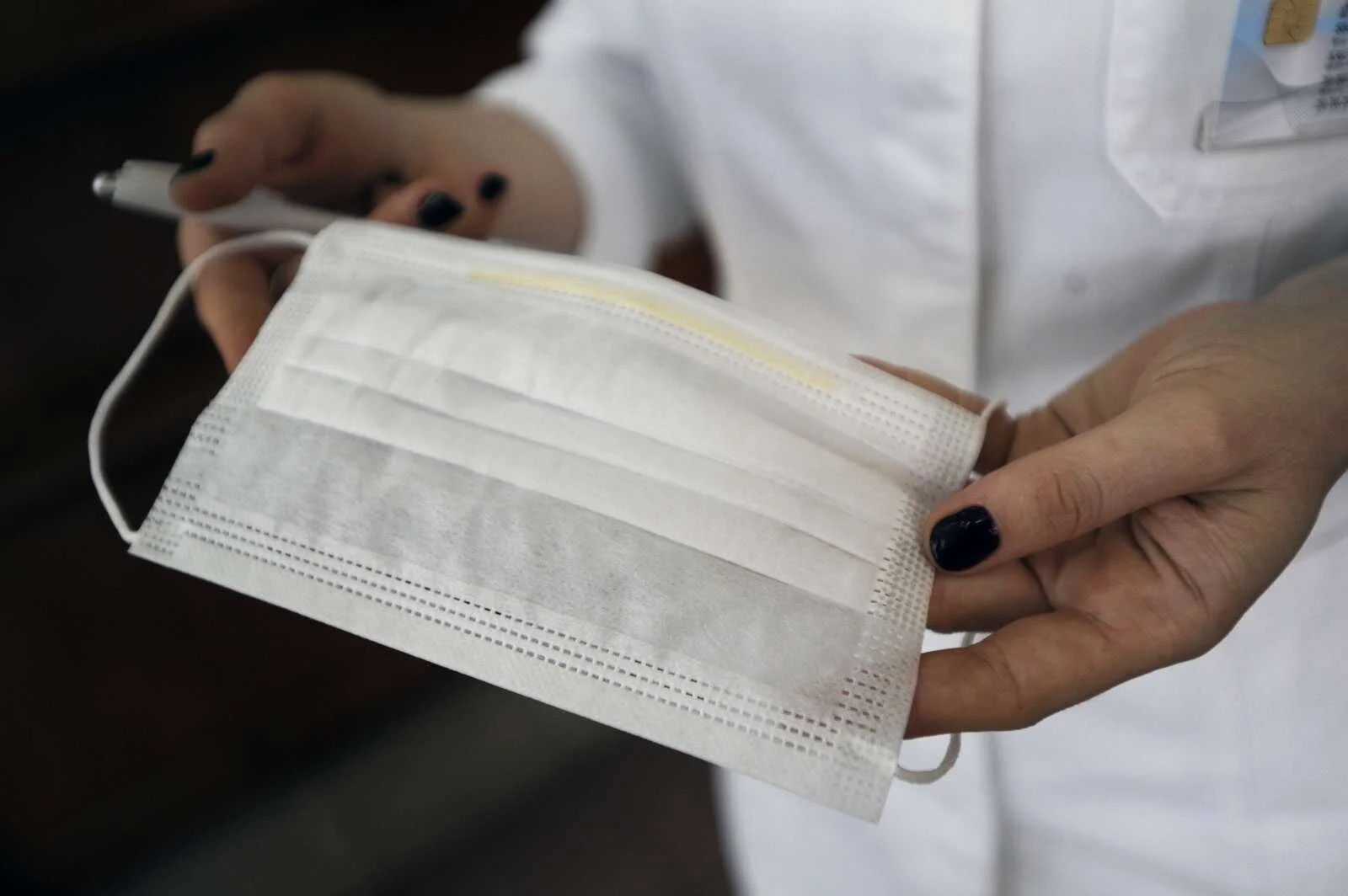  Fotografijo s sloganom #odvrzimasko je delilo več kot 1600 članov facebook skupine »Slovenci, poenotimo se, to je pot do naše zmage!«. Foto: Tanjug/STA 