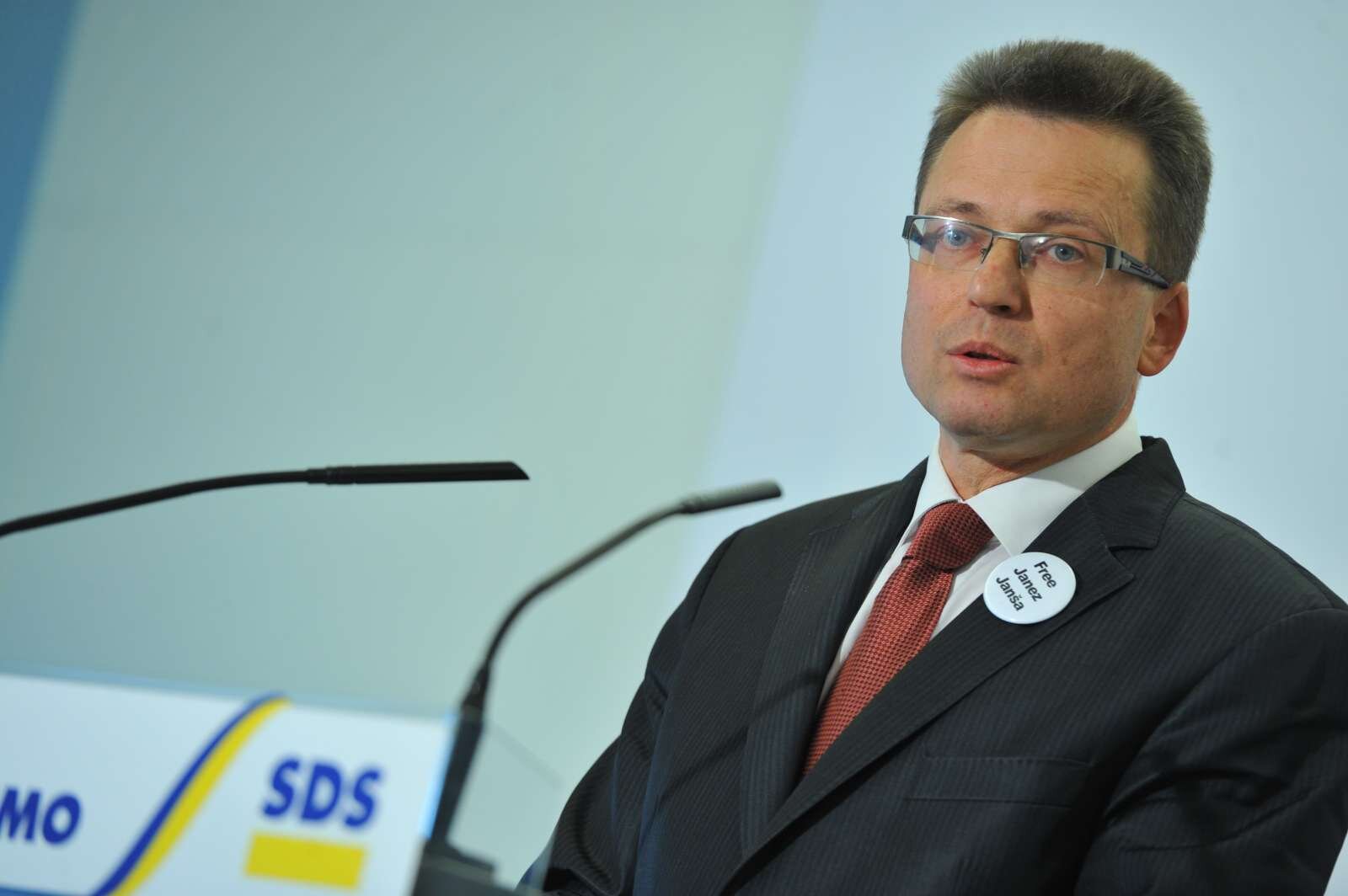  Zvonko Černač, minister brez resorja in nekdanji poslanec SDS, se je na twitterju odzval na zaščitno masko epidemiologa Maria Fafangla. Foto: Tamino Petelinšek/STA 