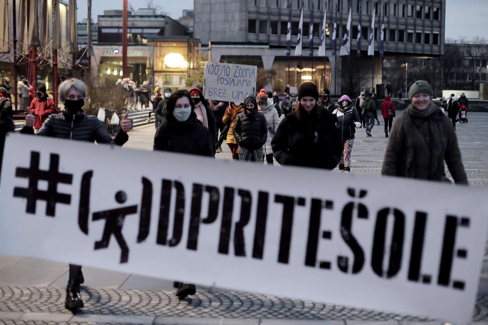  Na Trgu republike v Ljubljani je konec januarja proti zaprtju šol protestiralo okoli sto ljudi. Foto: Daniel Novakovič/STA 