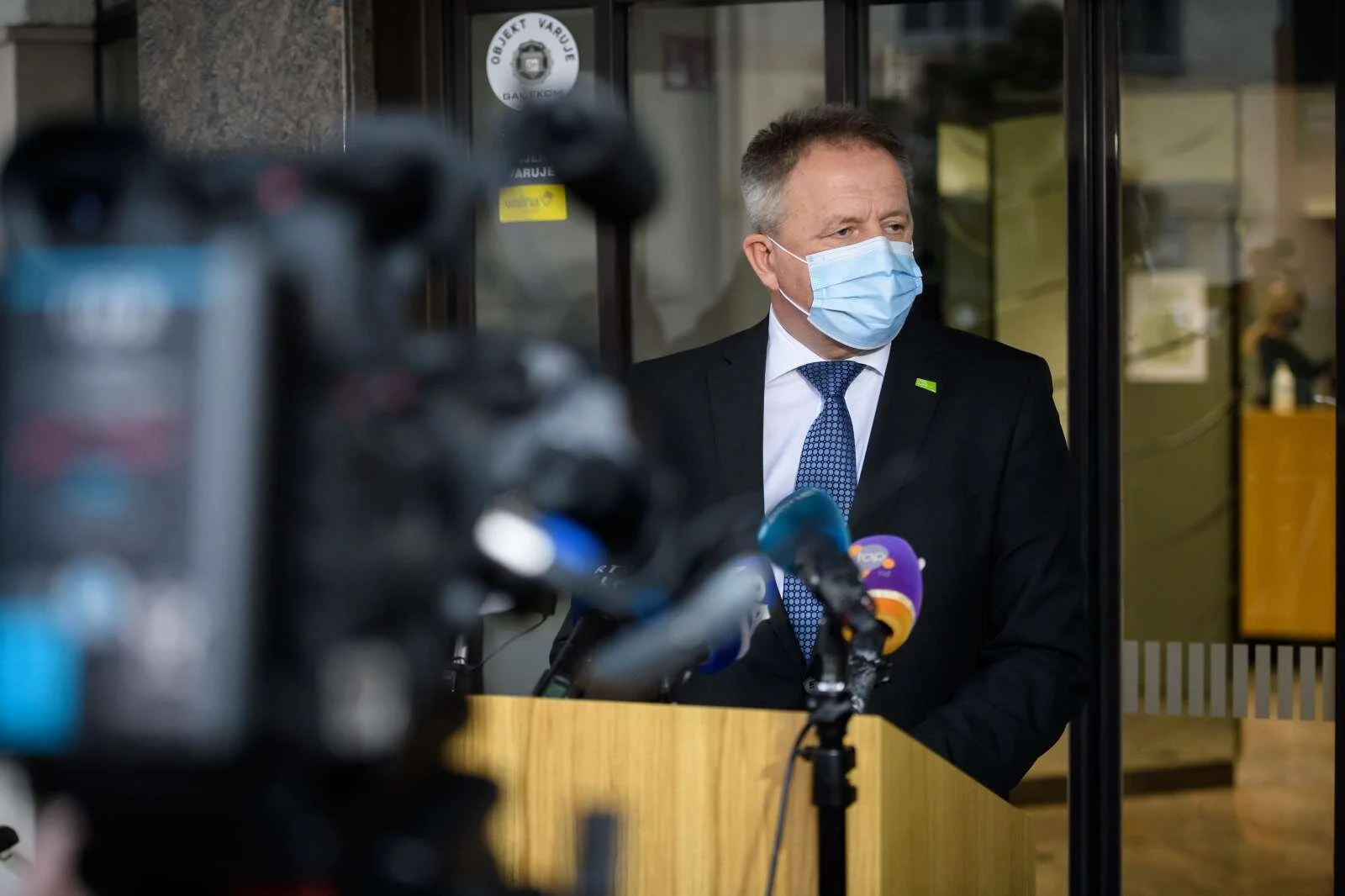  Minister za gospodarski razvoj in tehnologijo Zdravko Počivalšek je na TV Slovenija trdil, da je vlada z ukrepi v času epidemije ohranila gospodarstvo. Foto: Nebojša Tejić/STA 