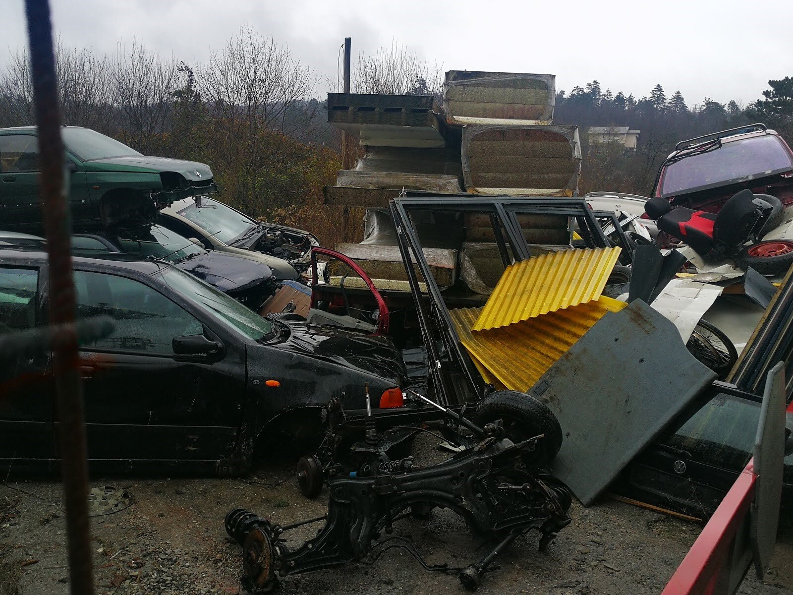  Nevozni avtomobili na zemljišču v Stari vasi. Foto: Oštro.si, novembra 2019 