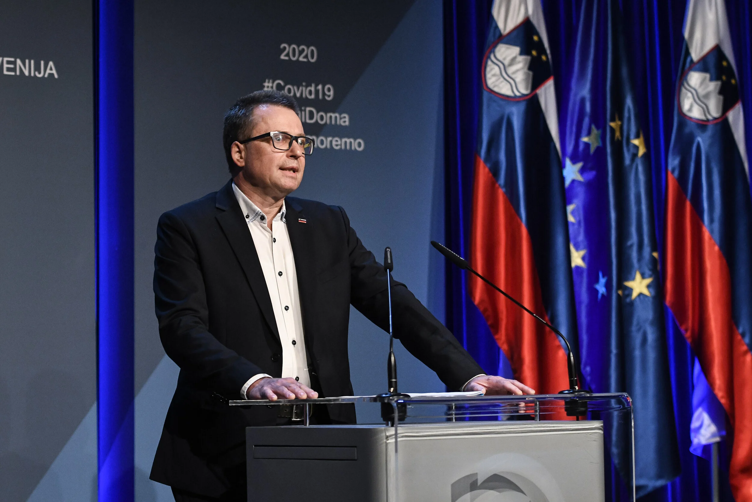  Zvonko Černač, minister brez listnice za razvoj in kohezijsko politiko EU, se je na facebooku pohvalil z grafom, ki kaže, da je Slovenija v letu 2020 počrpala največ evropskih sredstev v okviru finančne perspektive za obdobje 2014–2020. Foto: Nebojša Tejić/STA 