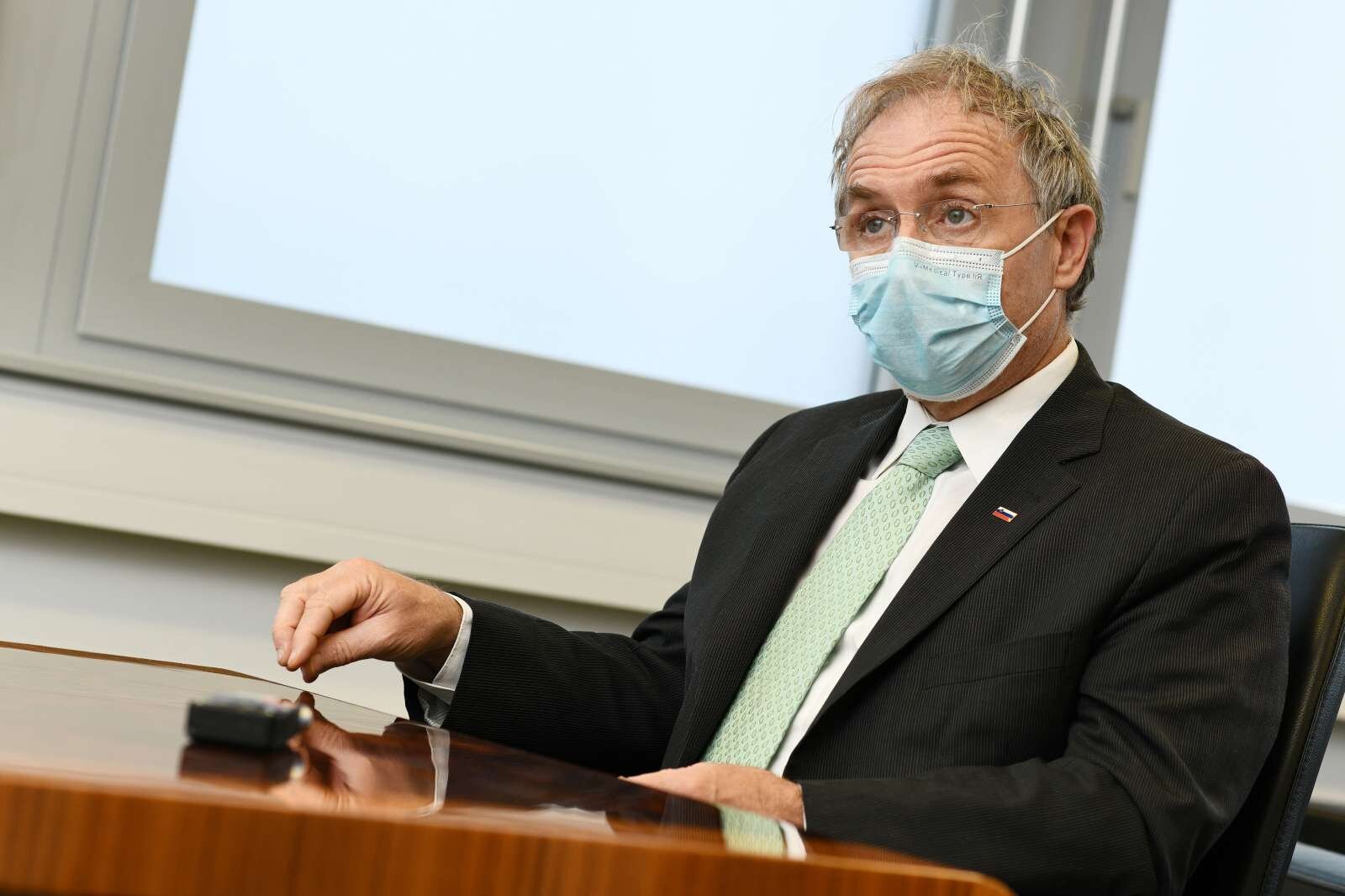 Minister za notranje zadeve Aleš Hojs je v Odmevih pojasnil odločitev vlade, da omeji prehajanje državne meje. Foto: Tamino Petelinšek/STA 
