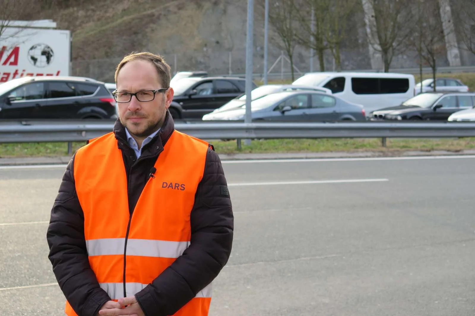 Minister za infrastrukturo Jernej Vrtovec zagotavlja, da bo opravljanje storitev najema vozila z voznikom po spremembi prometnega zakona možno pod enakimi tržnimi pogoji, kot veljajo za opravljanje storitev avtotaksi prevozov. Foto: Andreja Seršen Dobaj 