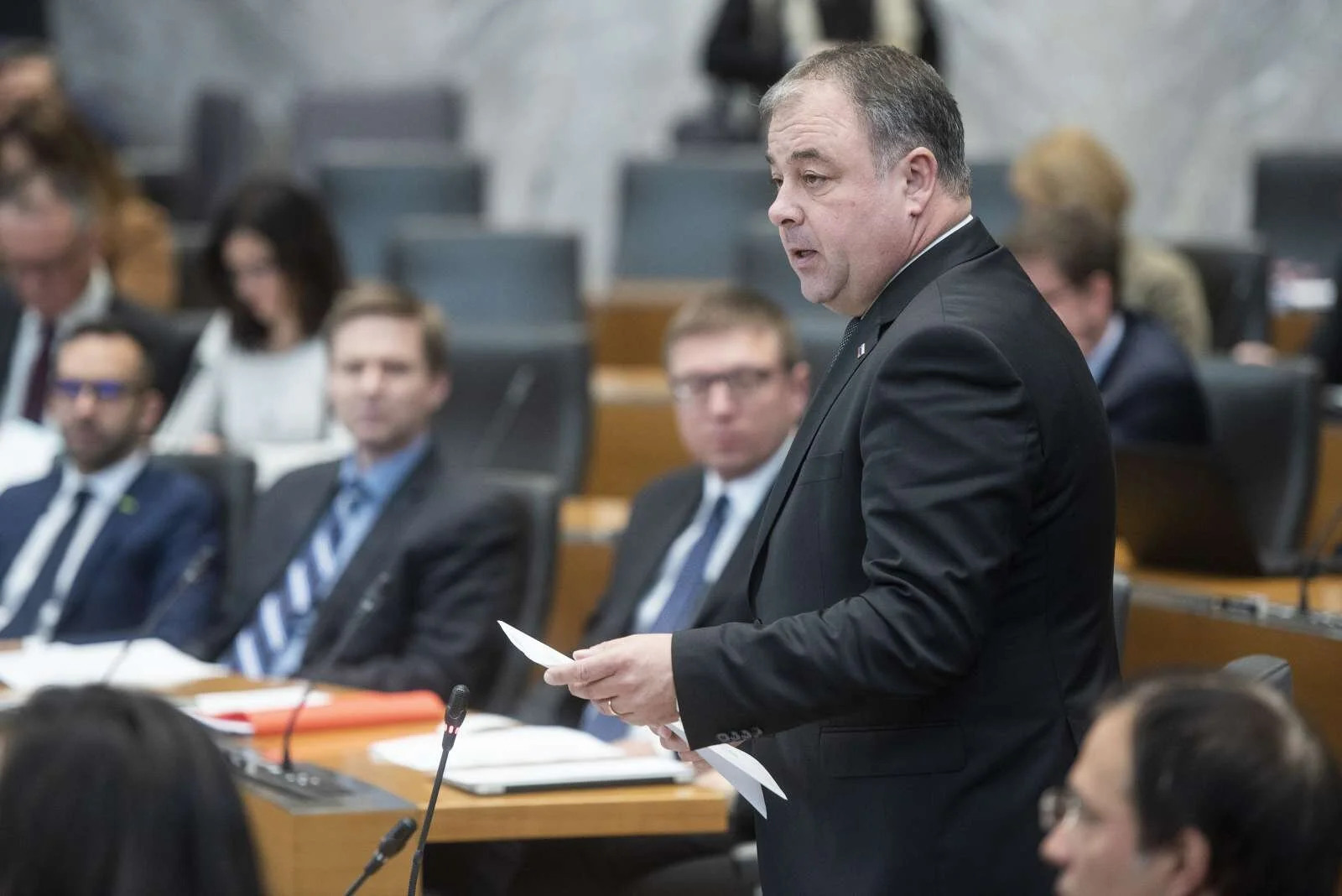  Poslanec SDS Danijel Krivec je v odzivu na obtožbe opozicije, da predsednik vlade Janez Janša ni zagotovil zadostne količine cepiva proti covidu-19, dejal, da si je Slovenija med Janševim prevzemom vodenja zdravstvenega ministrstva dodatno izborila skoraj 1,5 milijona odmerkov cepiva proizvajalca Pfizer-Biontech. Foto: Anže Malovrh/STA 