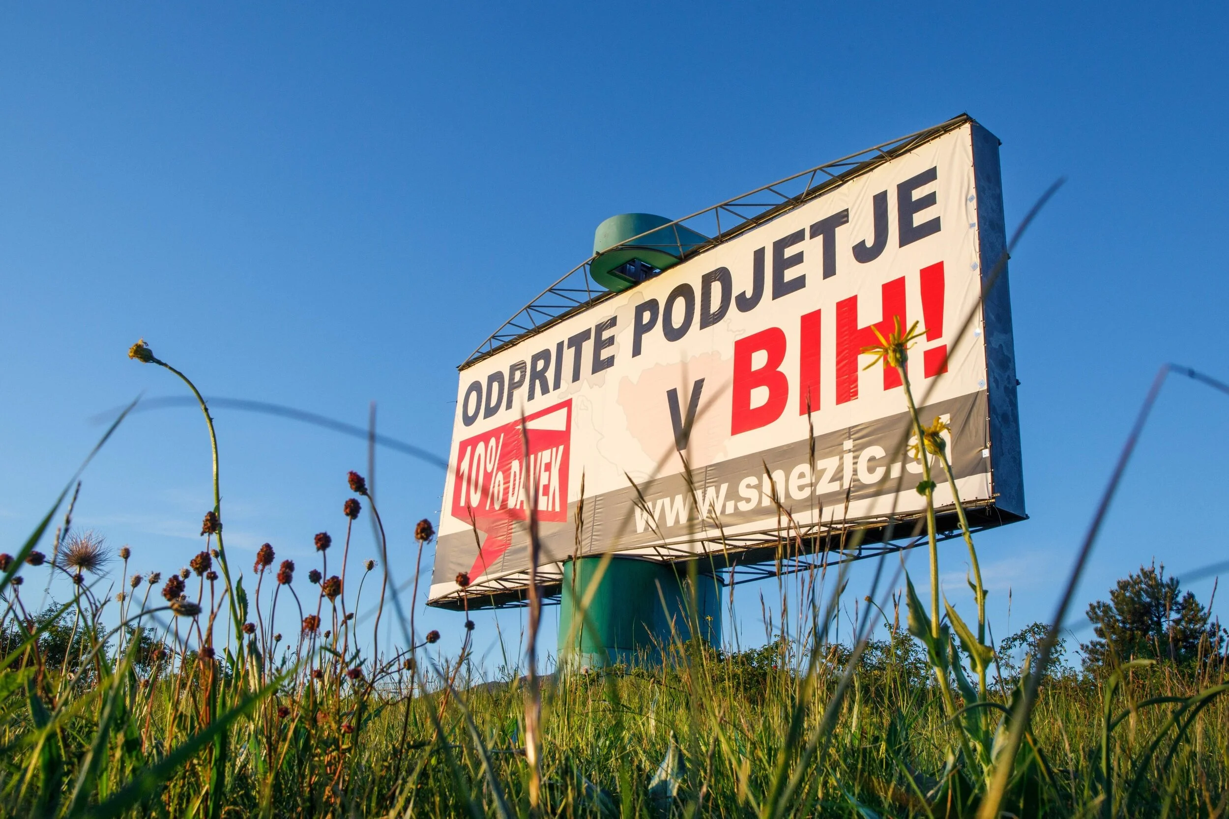  Oglas za svetovalno podjetje Roka Snežiča v bližini Postojne. Foto: Matej Povše 