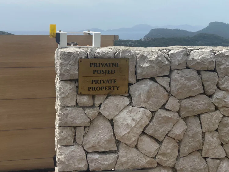  Namesto znaka, da gre za turistični objekt, je na posestvu napis, ki opozarja, da je to zasebna lastnina. Foto: Oštro 