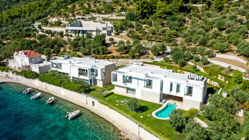  Poleg nje je Mikado zgradil še tri vile. Foto: Oštro 