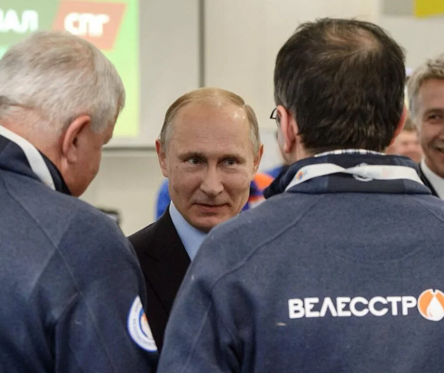  Russian President Vladimir Putin in conversation with two Velesstroy officials. Photo: Instagram 