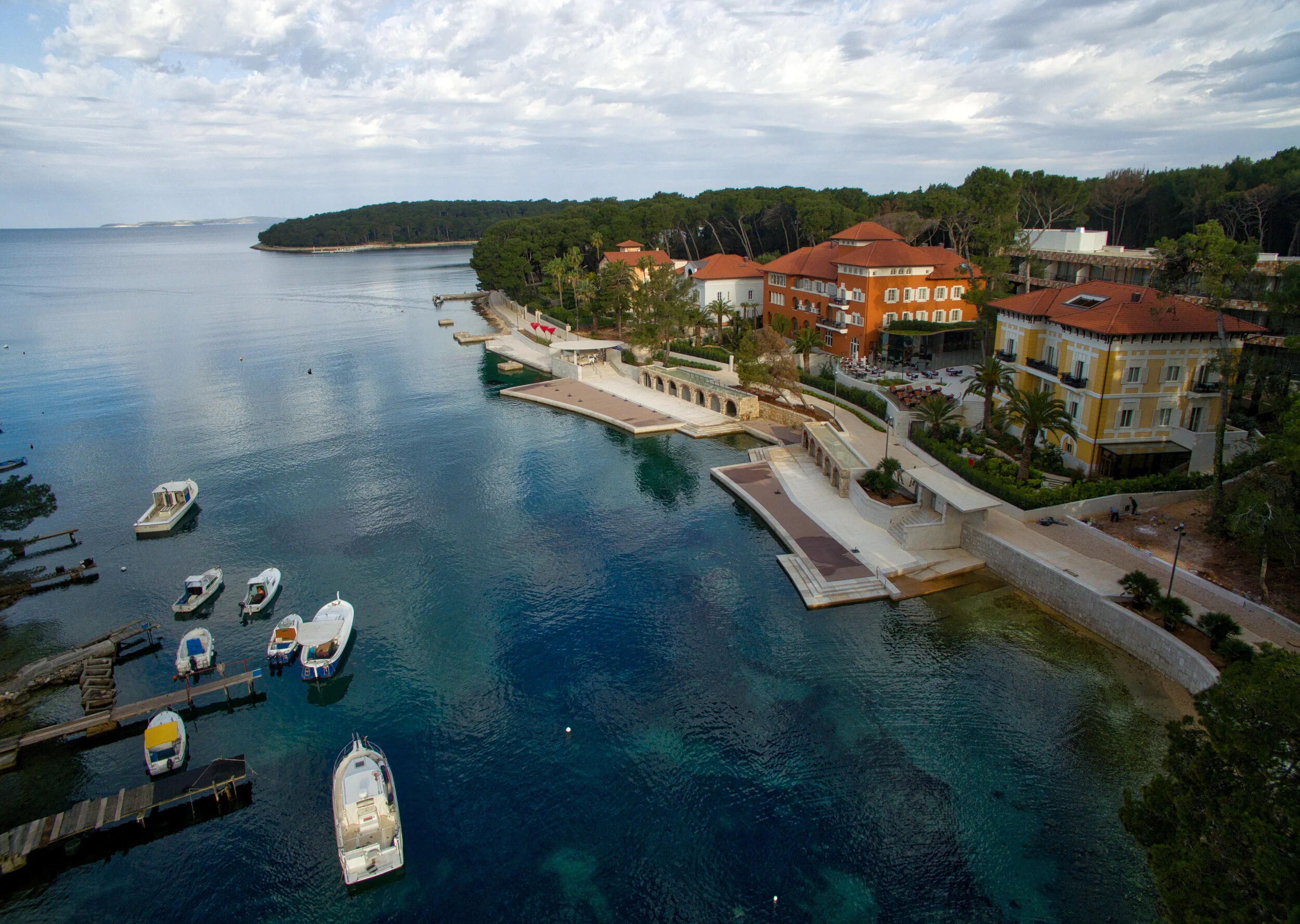  Luxury Hotels in Čikat Bay, on the Croatian island of Losinj.Photo: Marco Secchi / Alamy Stock Photo 