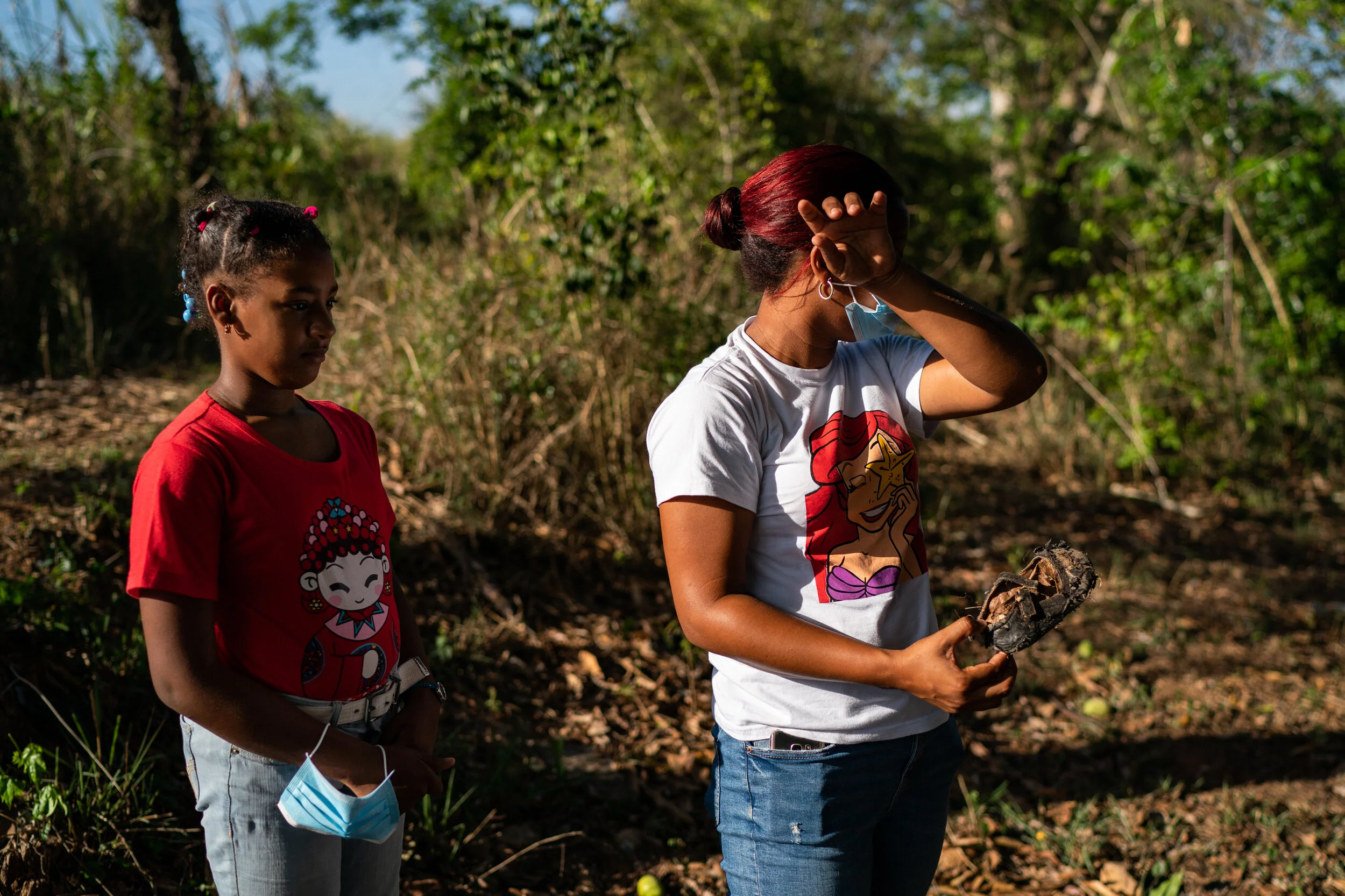  Yeidi Sierra and her mom Emily on the parcel, where their house once stood. Photo: Salwan Georges/The Washington Post/ICIJ 
