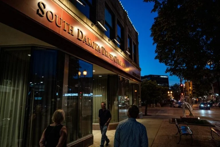  Pedestrians walk past South Dakota Trust Company’s office in downtown Sioux Falls, South Dakota. Photo: Salwan Georges/The Washington Post/ICIJ 